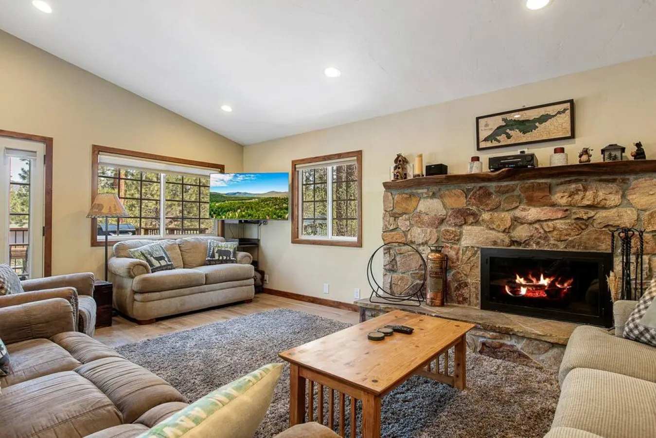 Snowcrest Lodge: Luxurious Retreat, EV & Hot Tub — photo 2