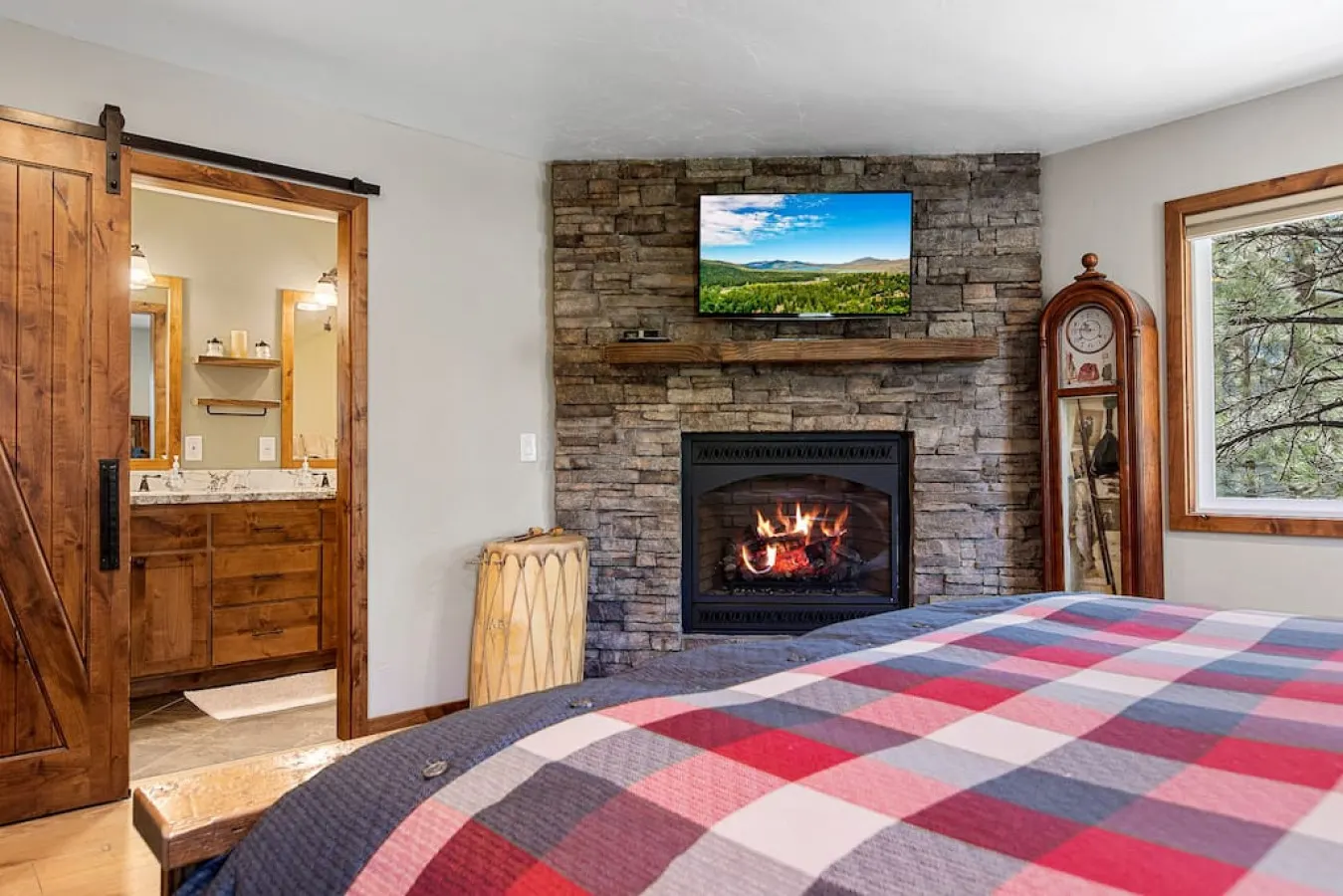 Snowcrest Lodge: Luxurious Retreat, EV & Hot Tub 17