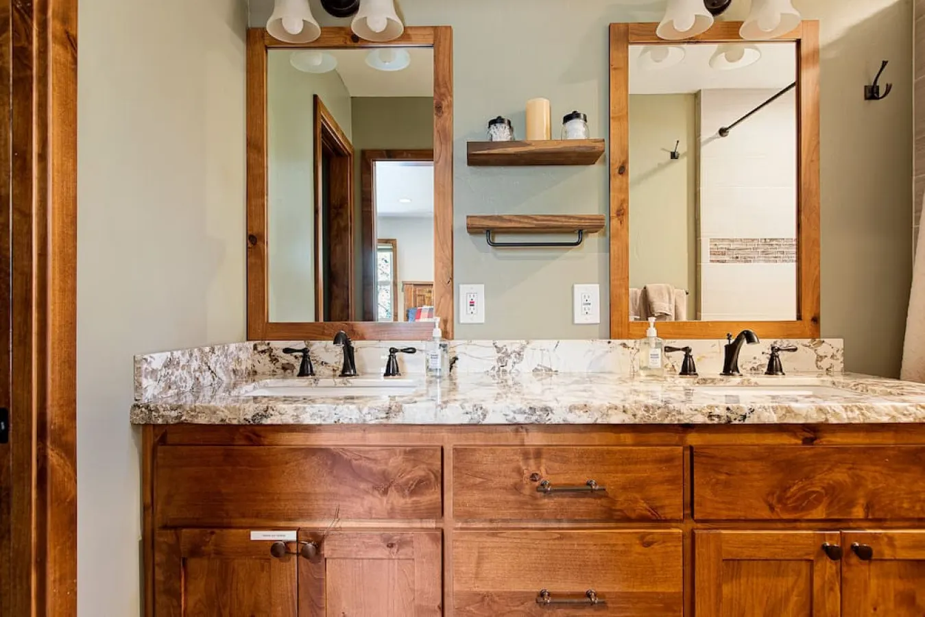 Snowcrest Lodge: Luxurious Retreat, EV & Hot Tub 19