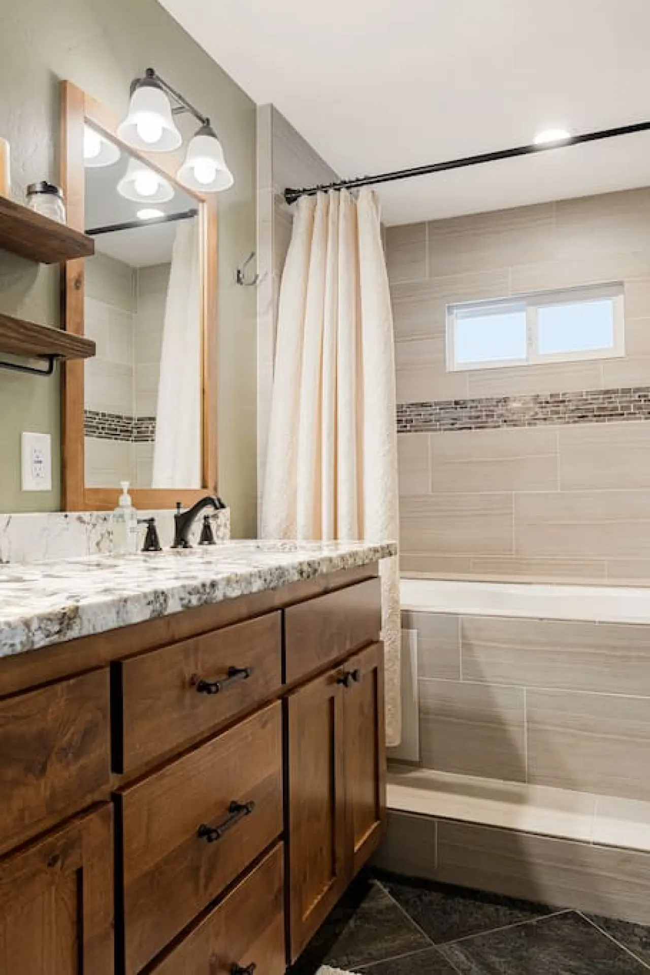 Snowcrest Lodge: Luxurious Retreat, EV & Hot Tub 20