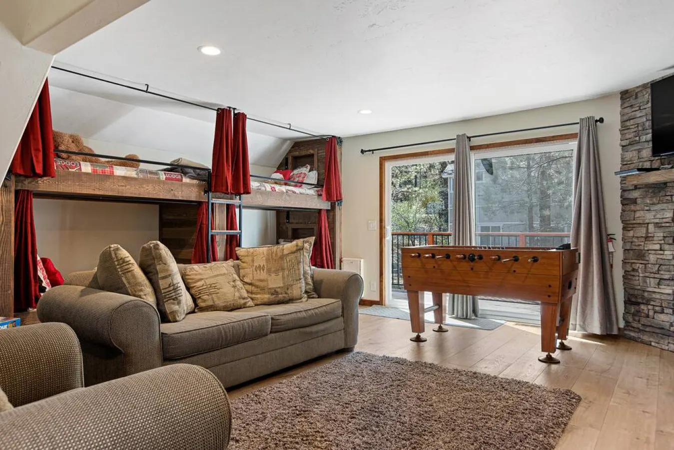 Snowcrest Lodge: Luxurious Retreat, EV & Hot Tub — photo 3