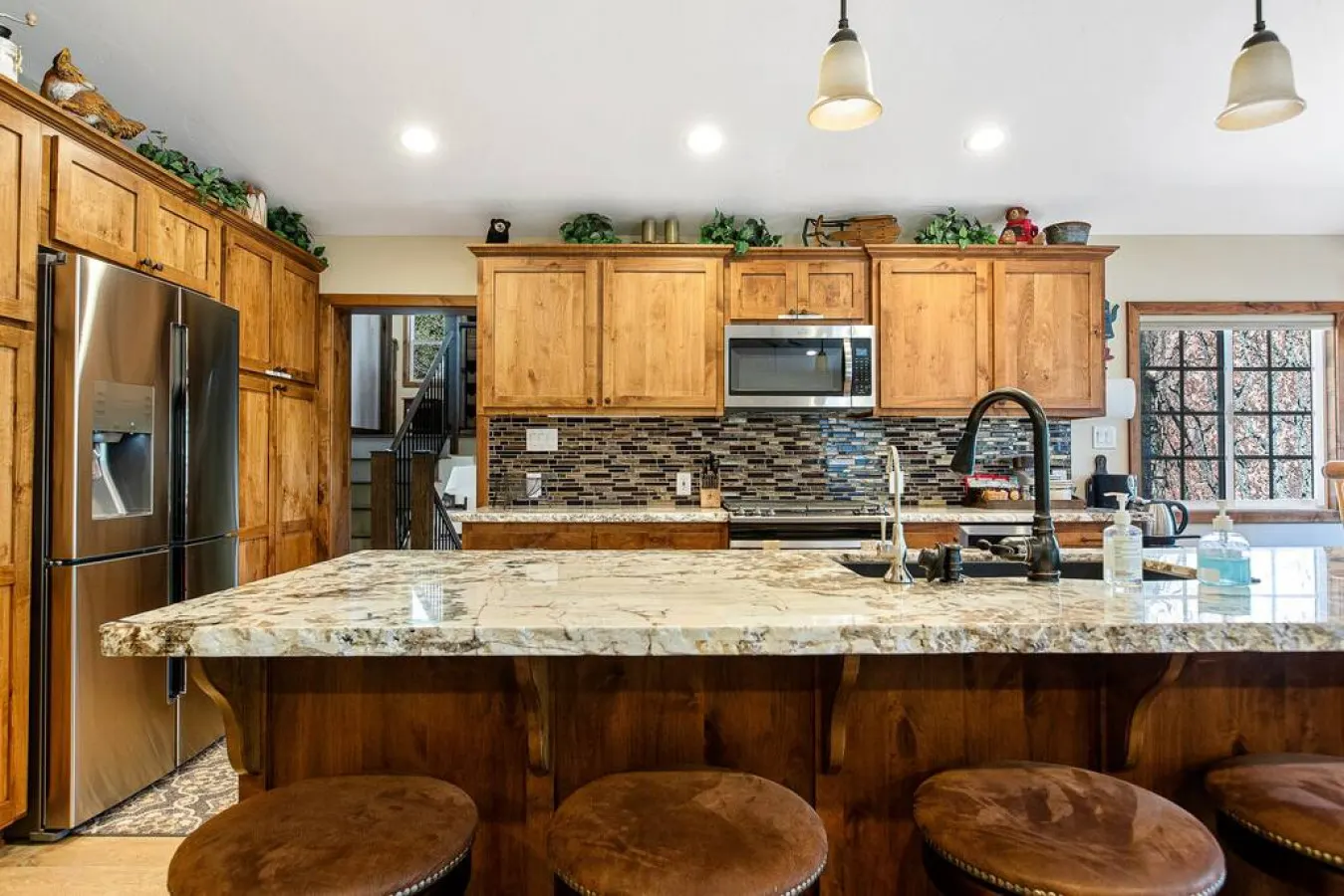 Snowcrest Lodge: Luxurious Retreat, EV & Hot Tub — photo 4