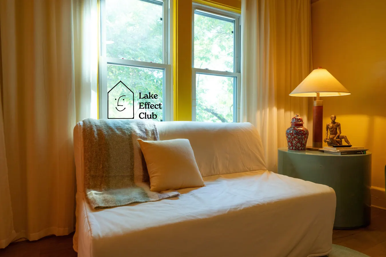 Sunny 1BR Flat with Gold + Blue Interiors Lake Effect Club: The Hoan, Sleeps 4 9
