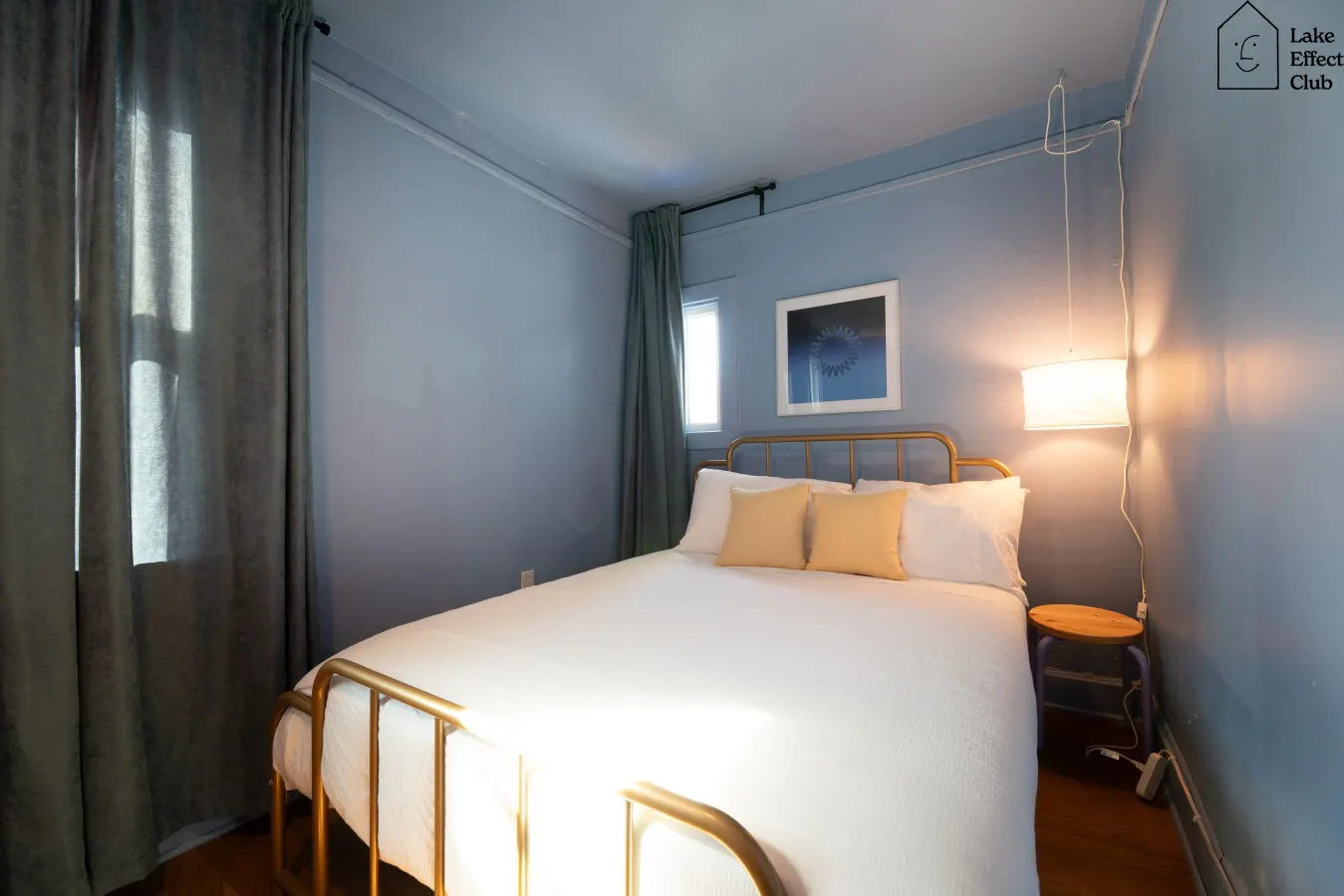 Sunny 1BR Flat with Gold + Blue Interiors Lake Effect Club: The Hoan, Sleeps 4 16