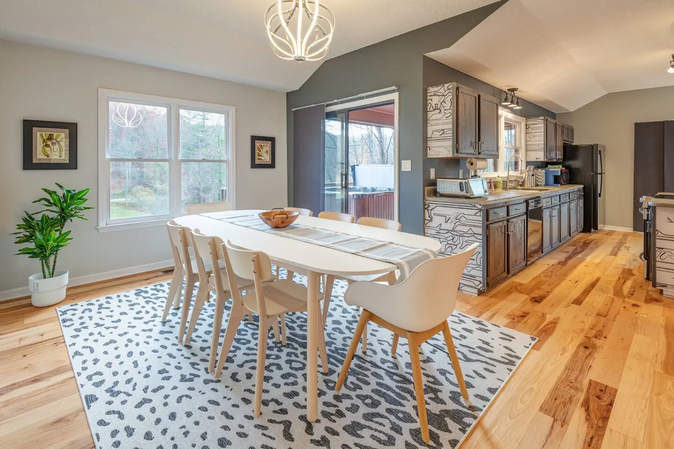 Majestic Cabin Hot Tub, Mtn Views & Game Room 8