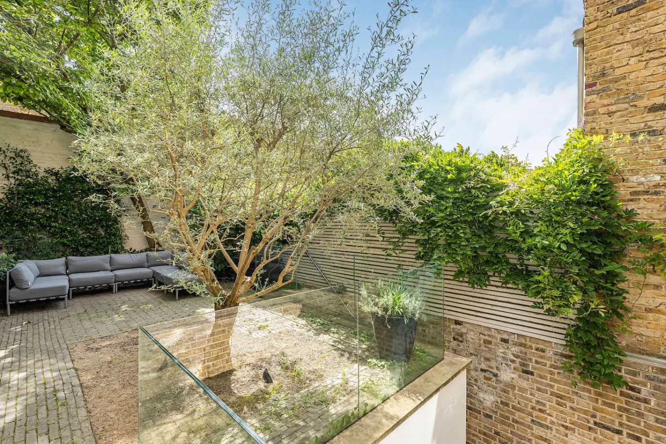 Chelsea 4-Bed House Architect-Designed With Huge Private Garden 16