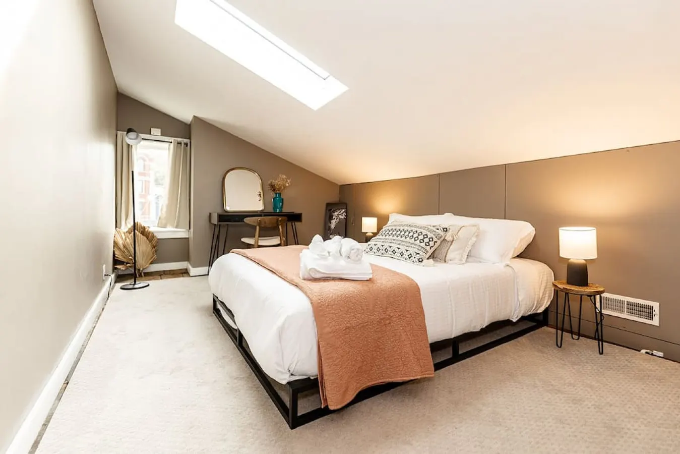 Walkable 2-Bdrm Findlay Market Downtown UC 20