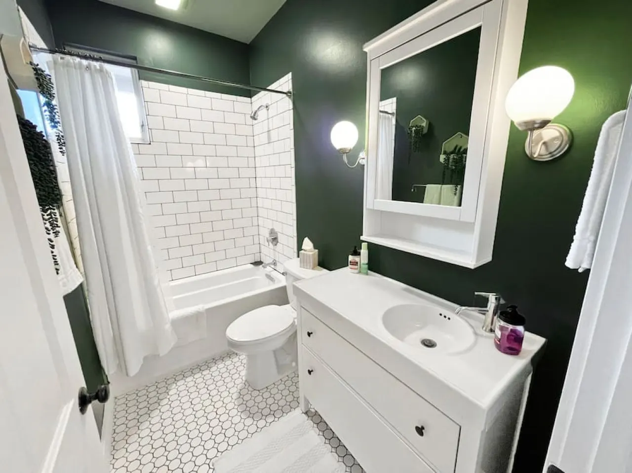 Walkable 2-Bdrm Findlay Market Downtown UC 3