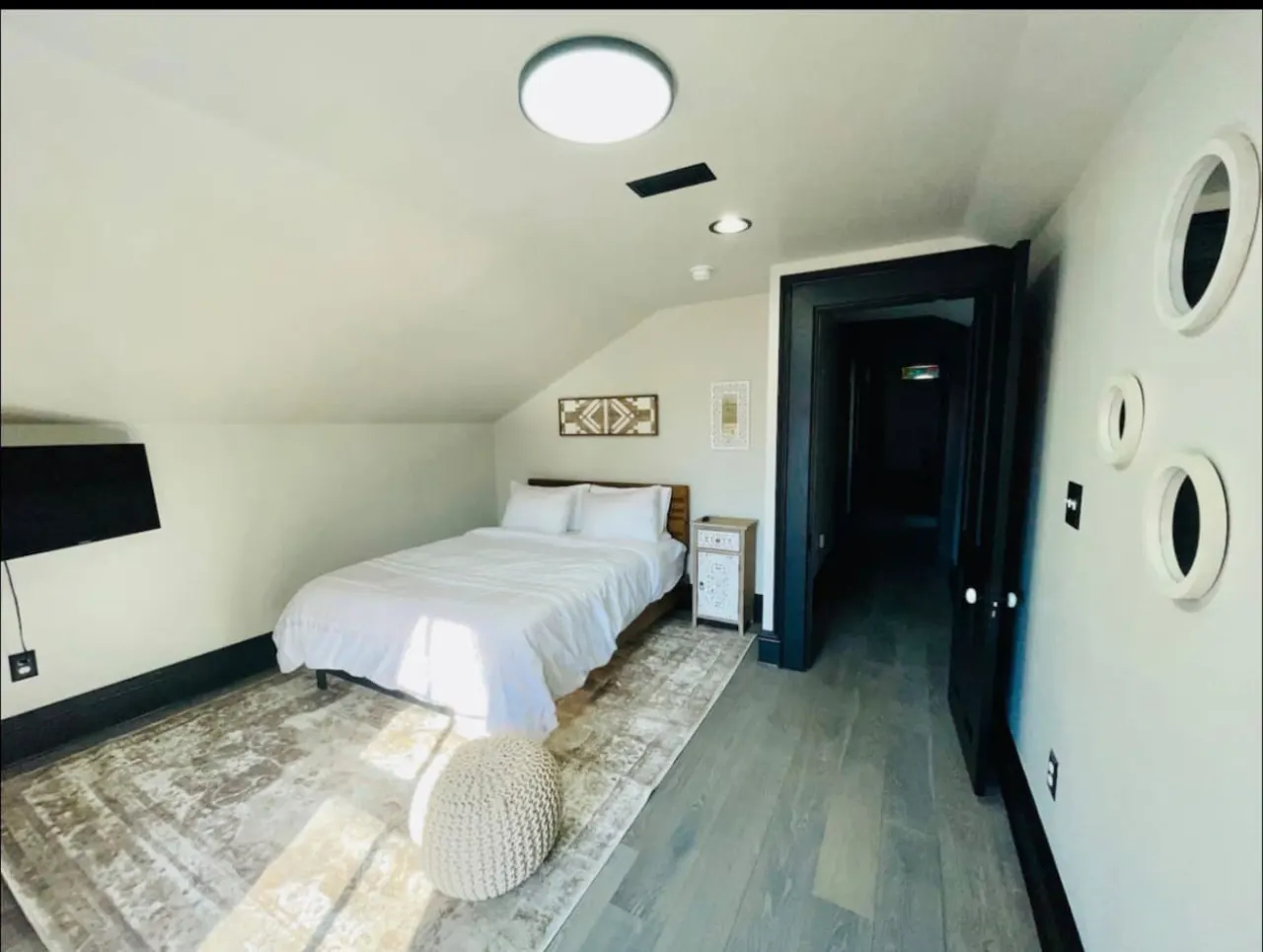 5,000 sq ft Historic Fletcher Place Home-Sleeps 22 12
