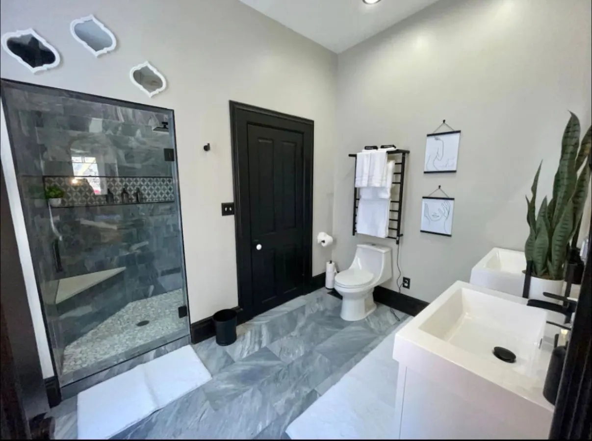 5,000 sq ft Historic Fletcher Place Home-Sleeps 22 13