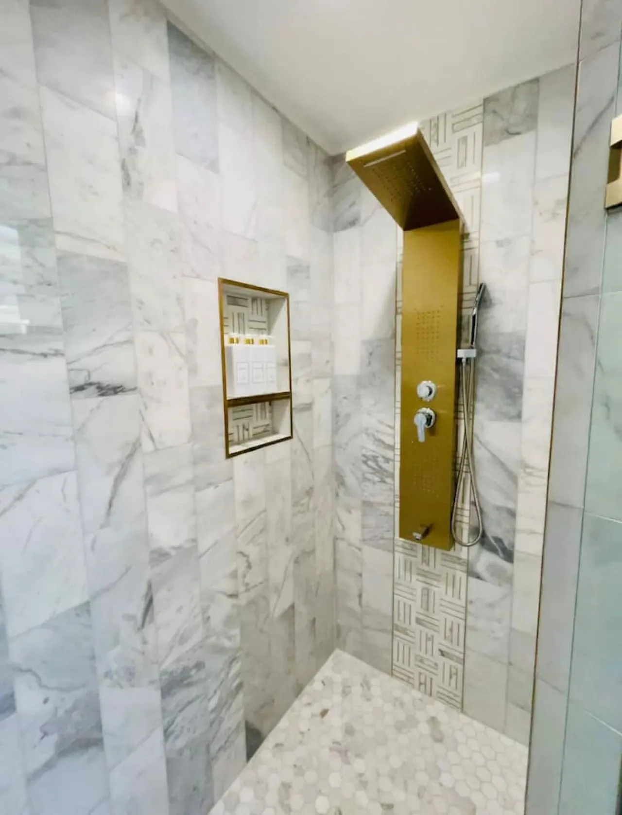5,000 sq ft Historic Fletcher Place Home-Sleeps 22 14