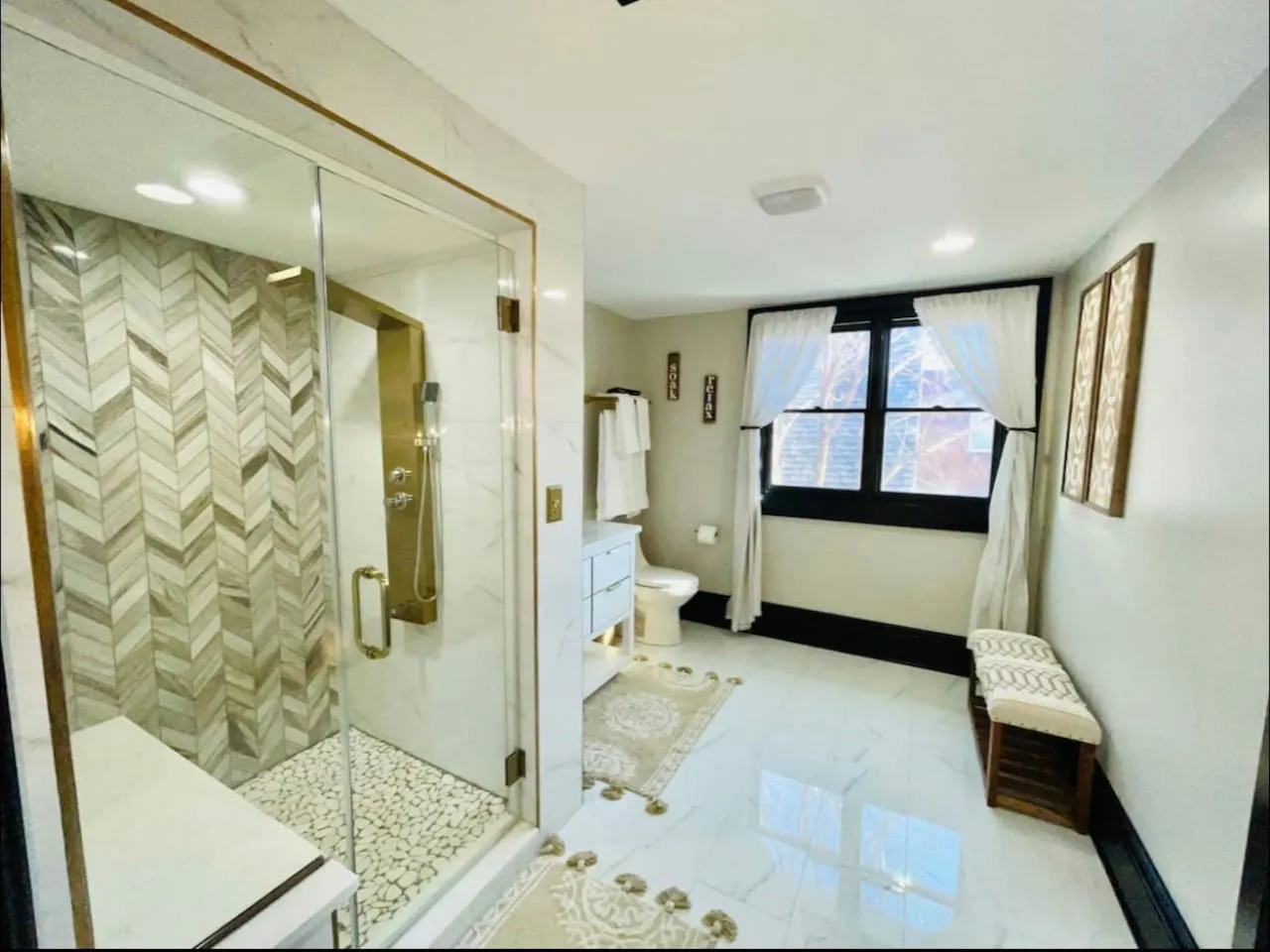 5,000 sq ft Historic Fletcher Place Home-Sleeps 22 5