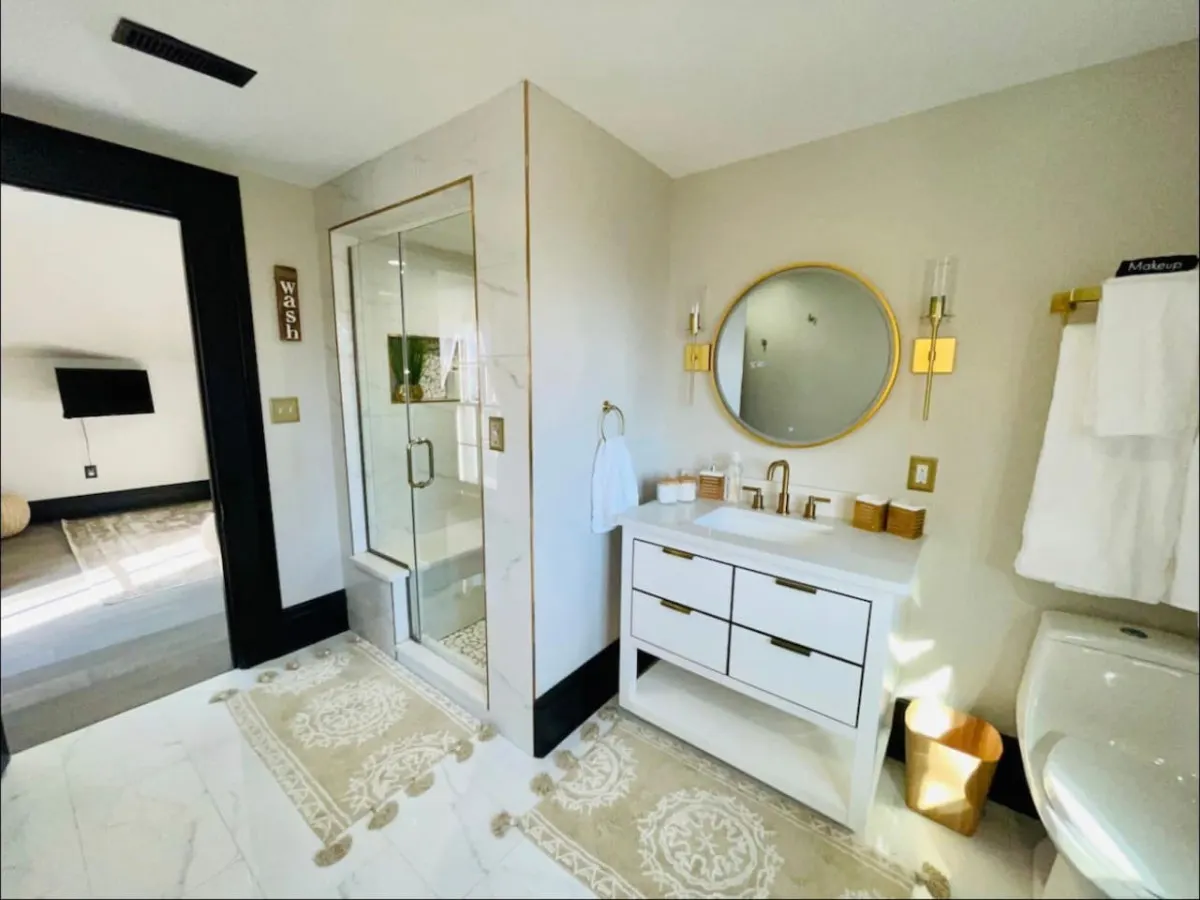 5,000 sq ft Historic Fletcher Place Home-Sleeps 22 8