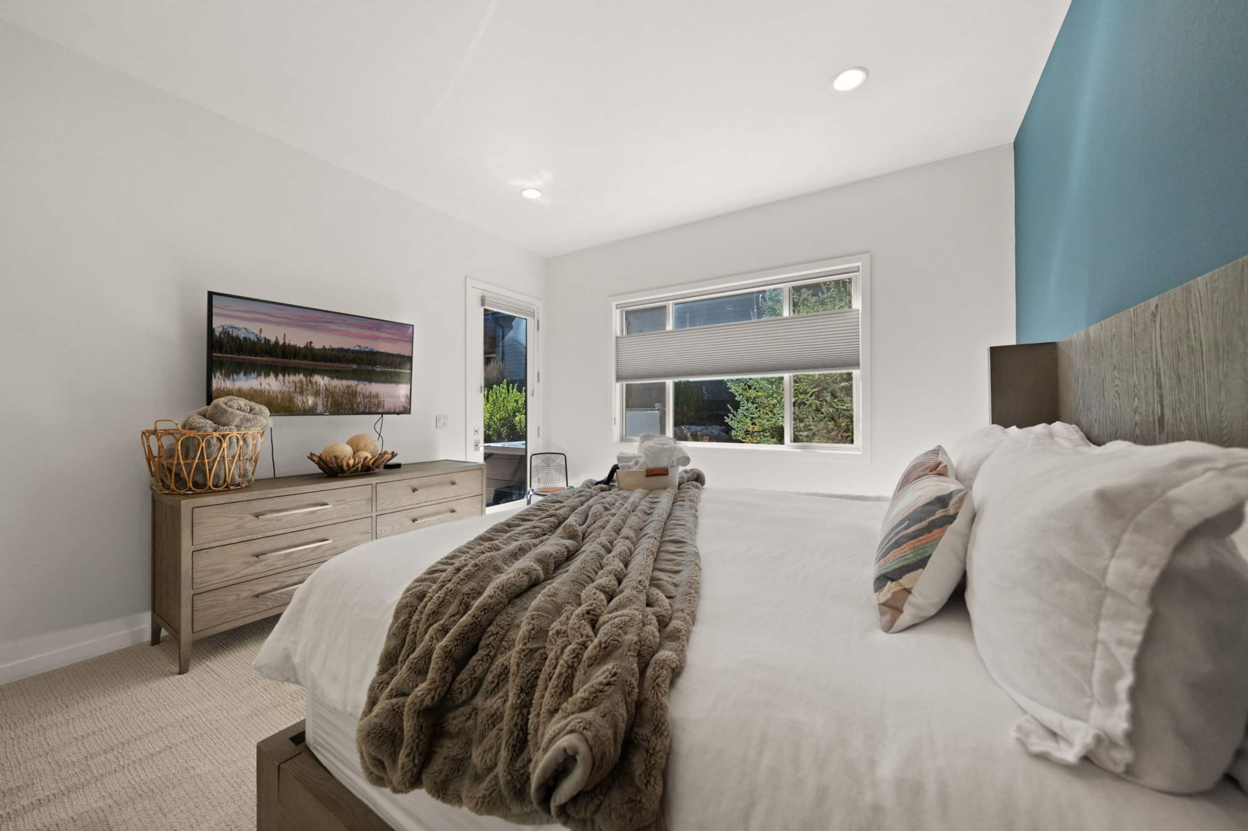 Modern, spacious 5 bdrm near Bachelor! HOT TUB 34