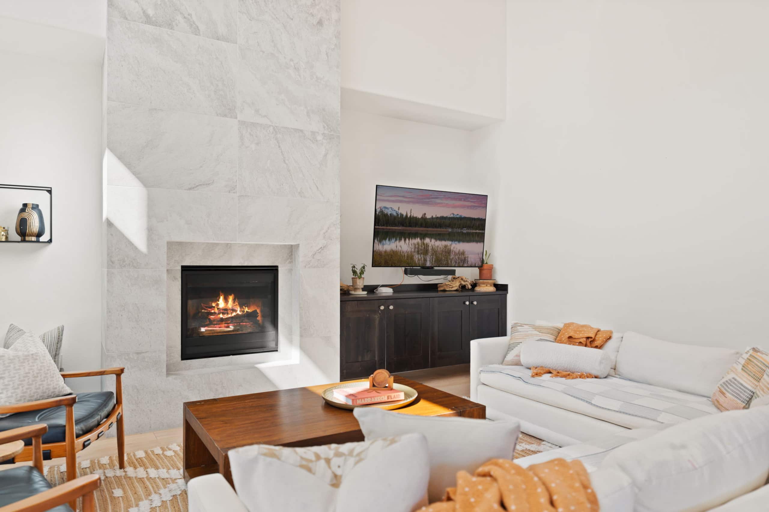 Modern, spacious 5 bdrm near Bachelor! HOT TUB 13