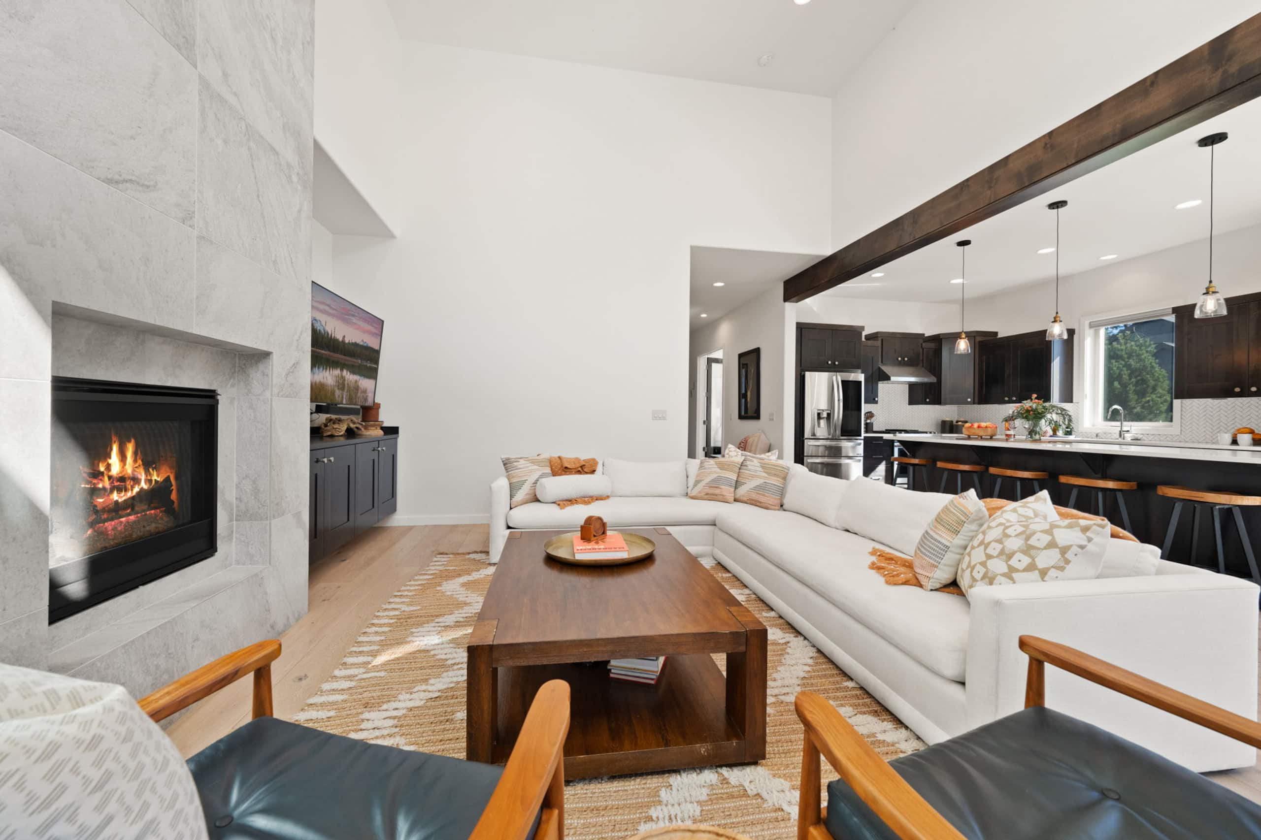 Modern, spacious 5 bdrm near Bachelor! HOT TUB — photo 4