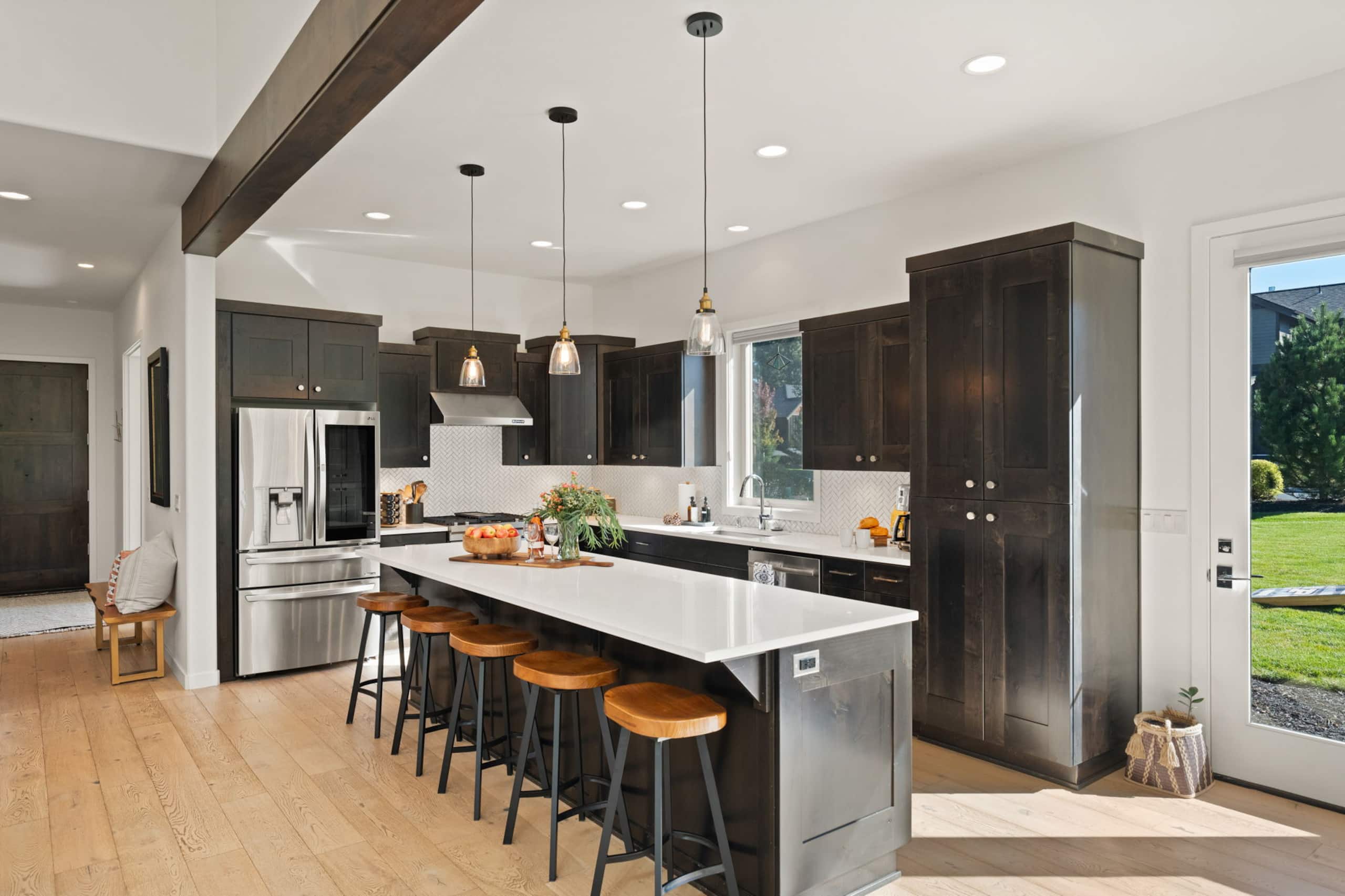 Modern, spacious 5 bdrm near Bachelor! HOT TUB 17