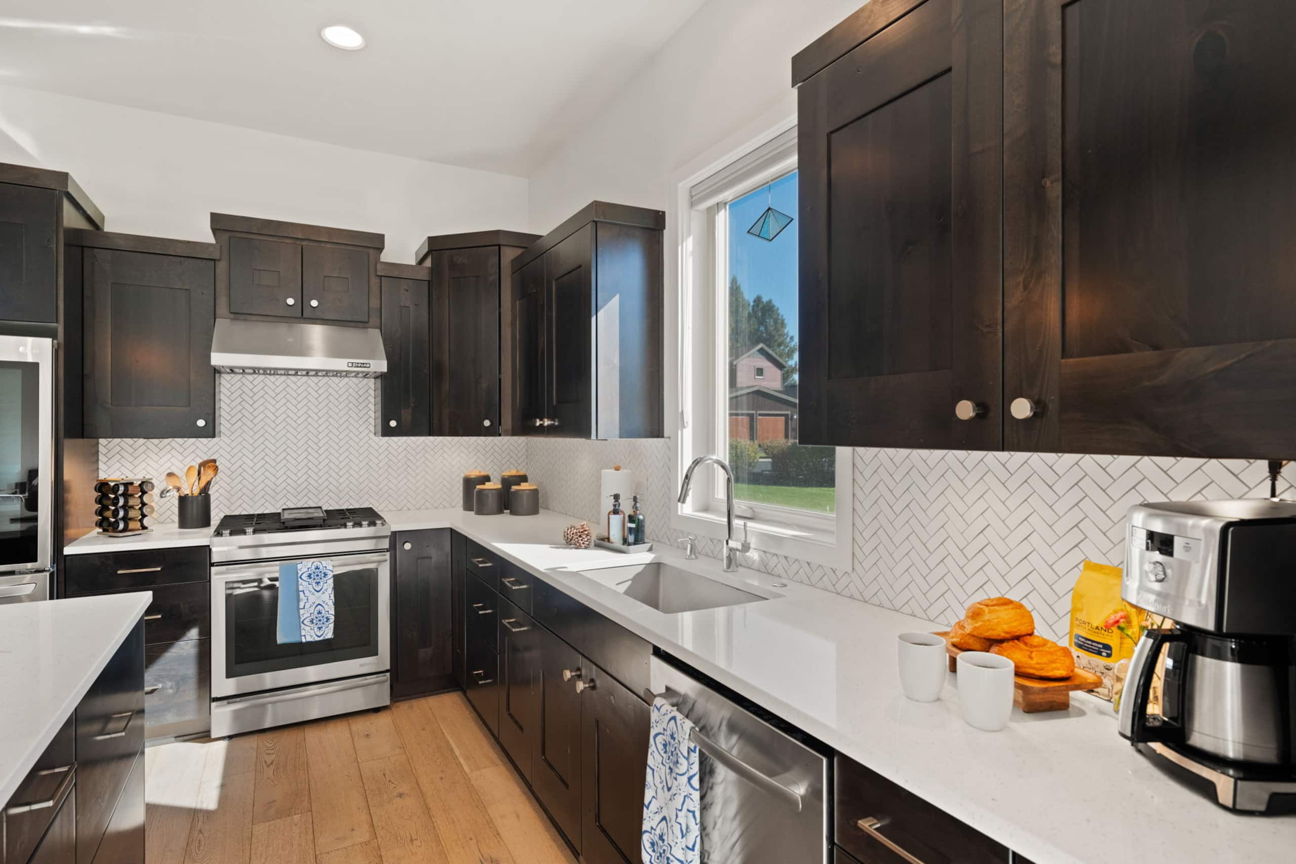 Modern, spacious 5 bdrm near Bachelor! HOT TUB 16