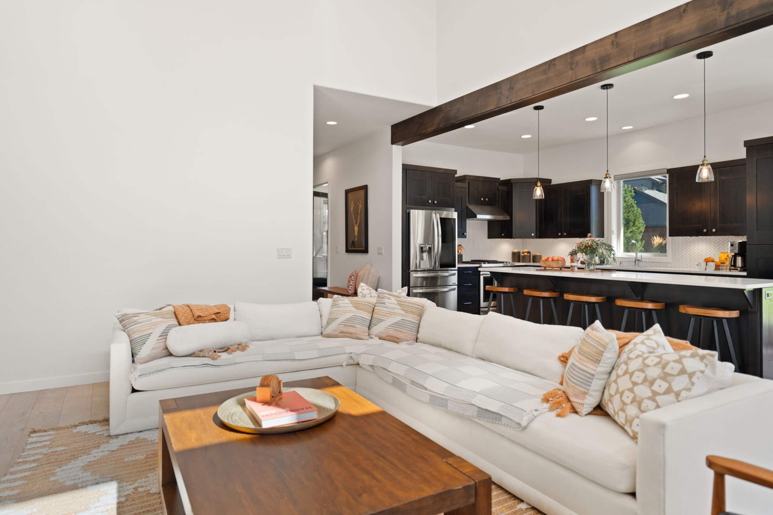 Modern, spacious 5 bdrm near Bachelor! HOT TUB 12