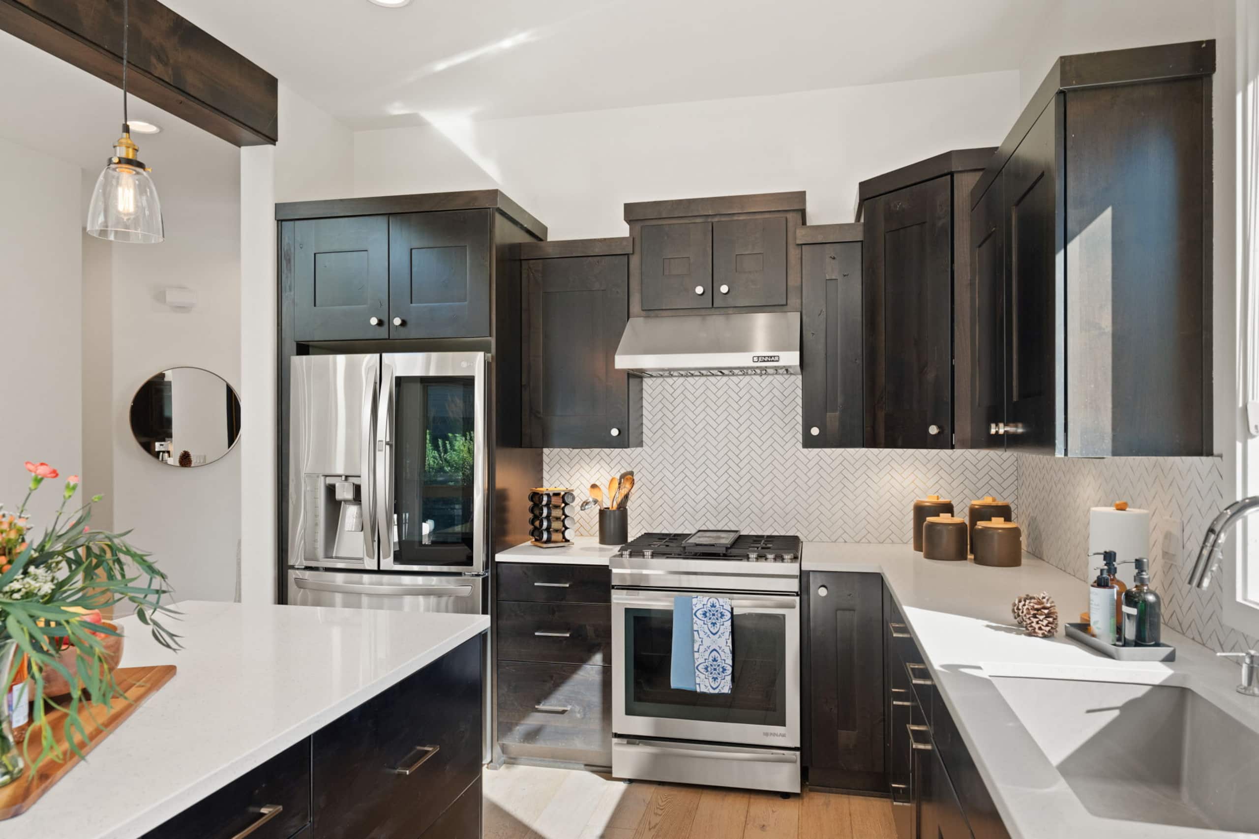 Modern, spacious 5 bdrm near Bachelor! HOT TUB 18