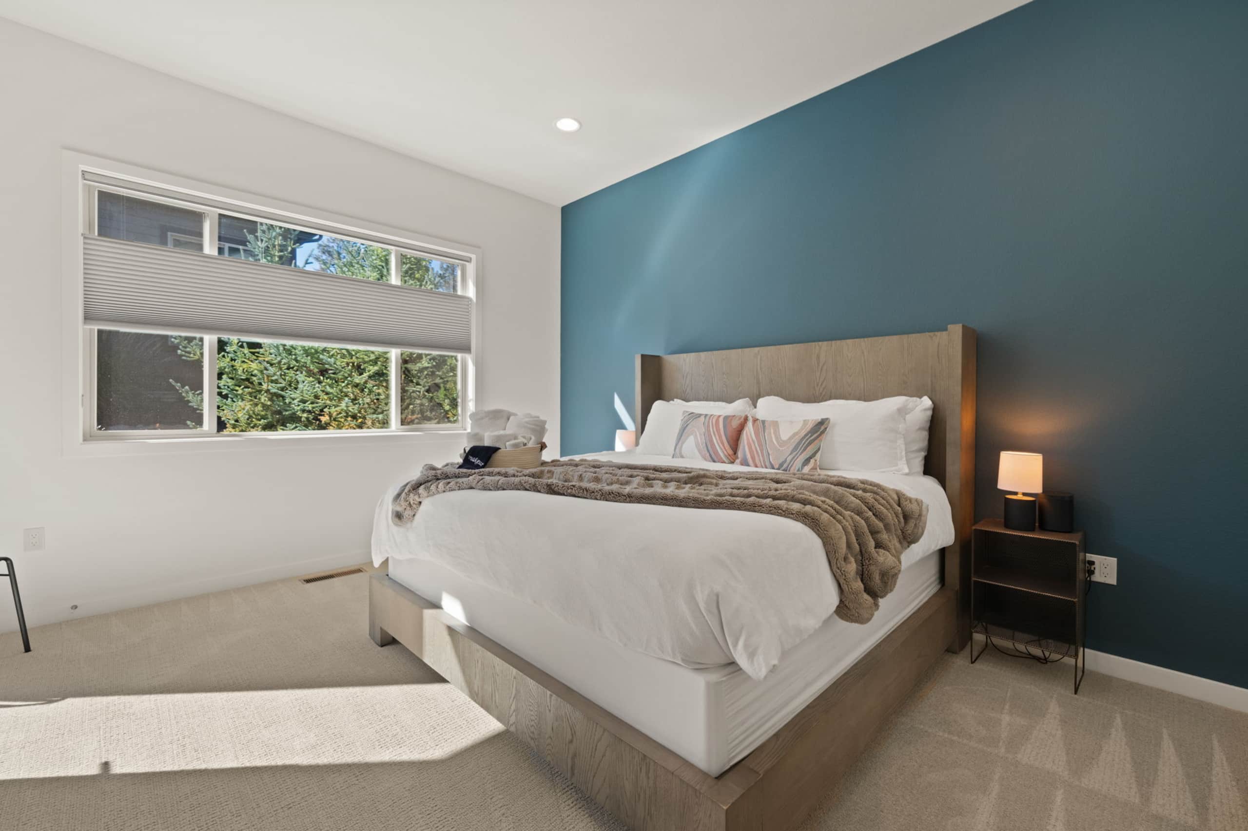 Modern, spacious 5 bdrm near Bachelor! HOT TUB 33