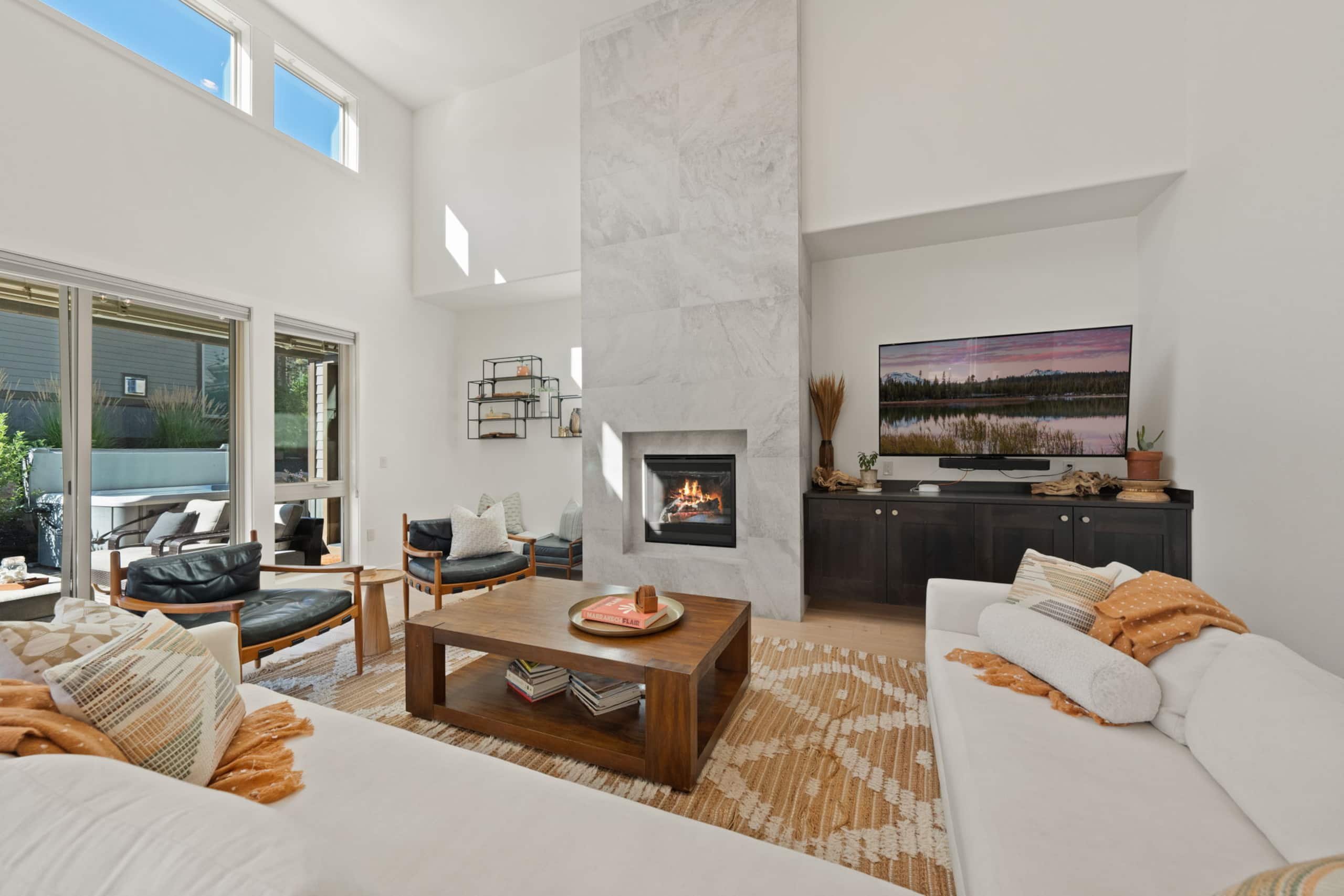 Modern, spacious 5 bdrm near Bachelor! HOT TUB — photo 2