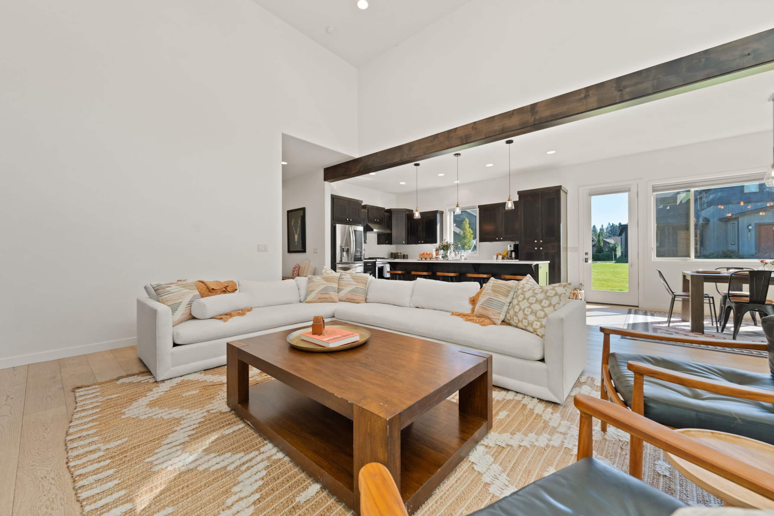 Modern, spacious 5 bdrm near Bachelor! HOT TUB 9