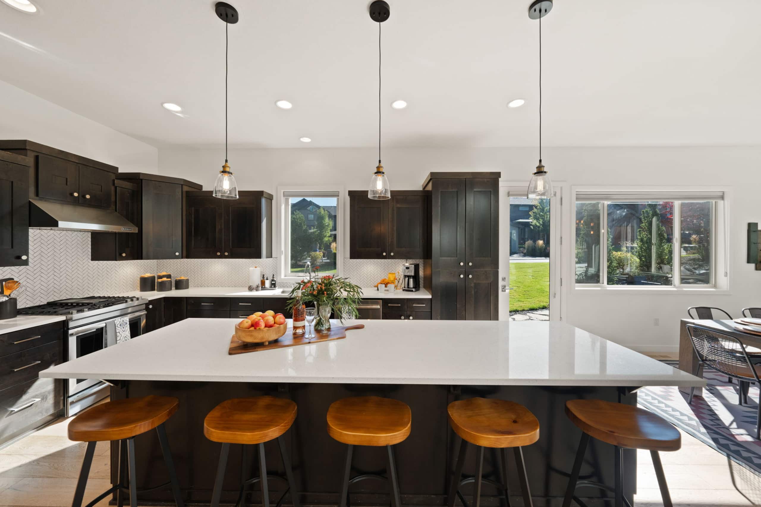 Modern, spacious 5 bdrm near Bachelor! HOT TUB 14