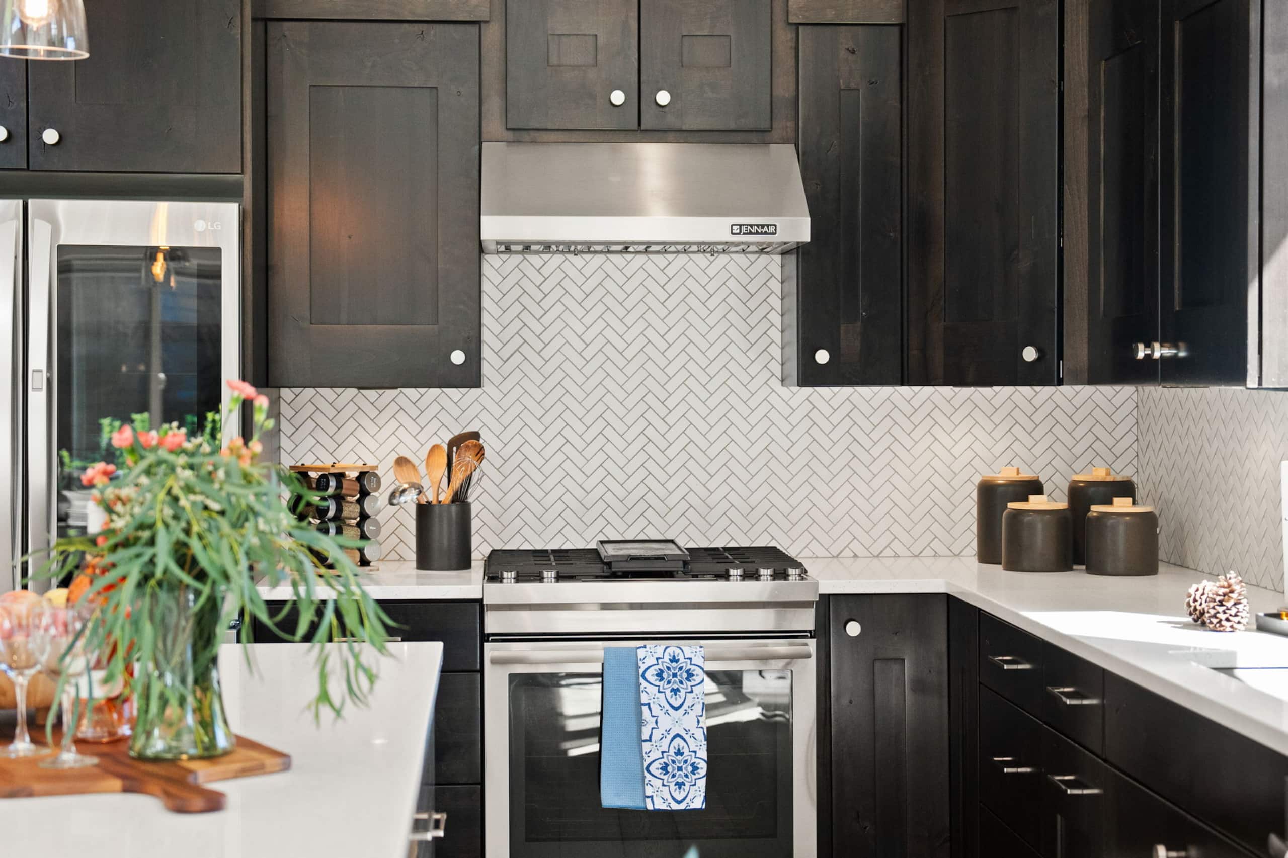 Modern, spacious 5 bdrm near Bachelor! HOT TUB 20