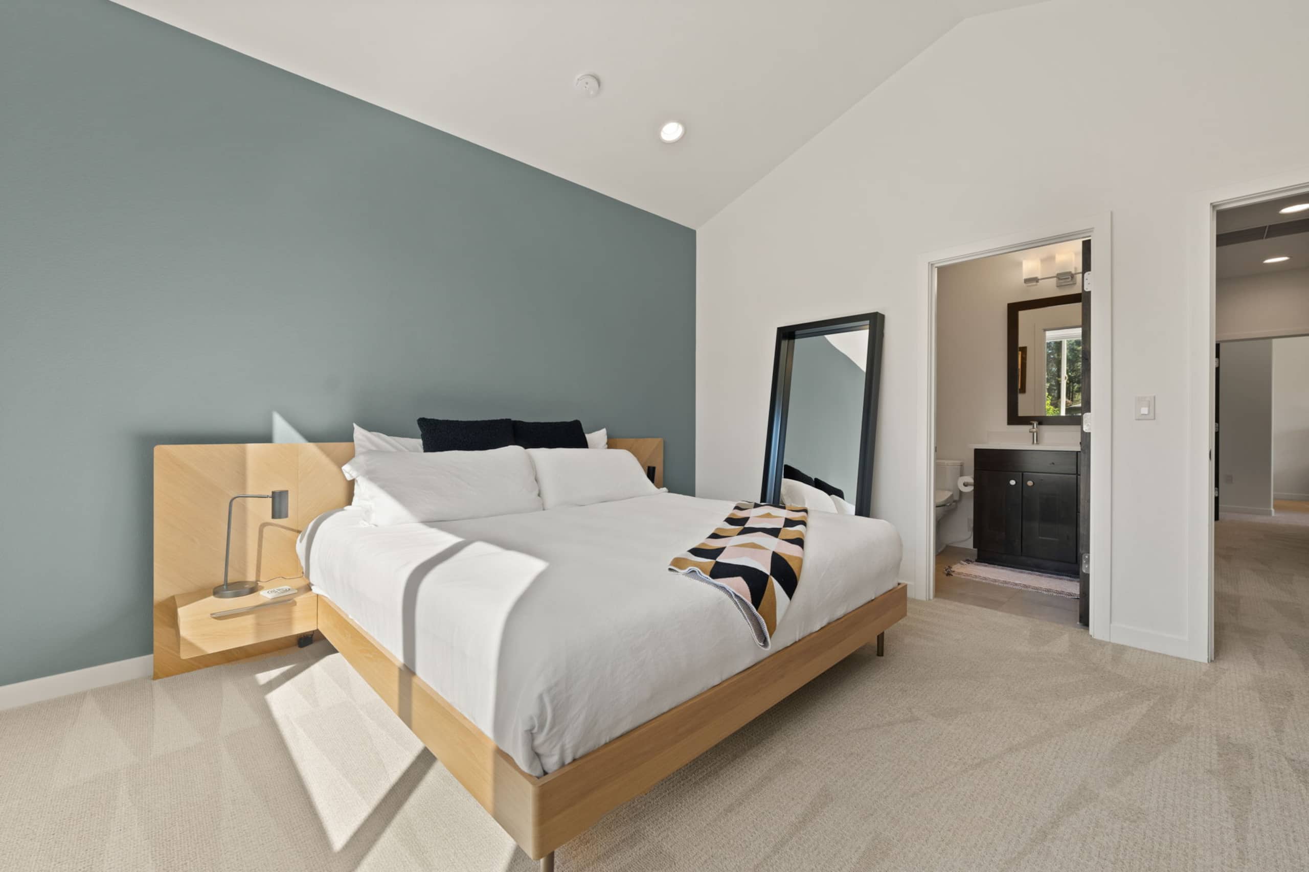 Modern, spacious 5 bdrm near Bachelor! HOT TUB 38
