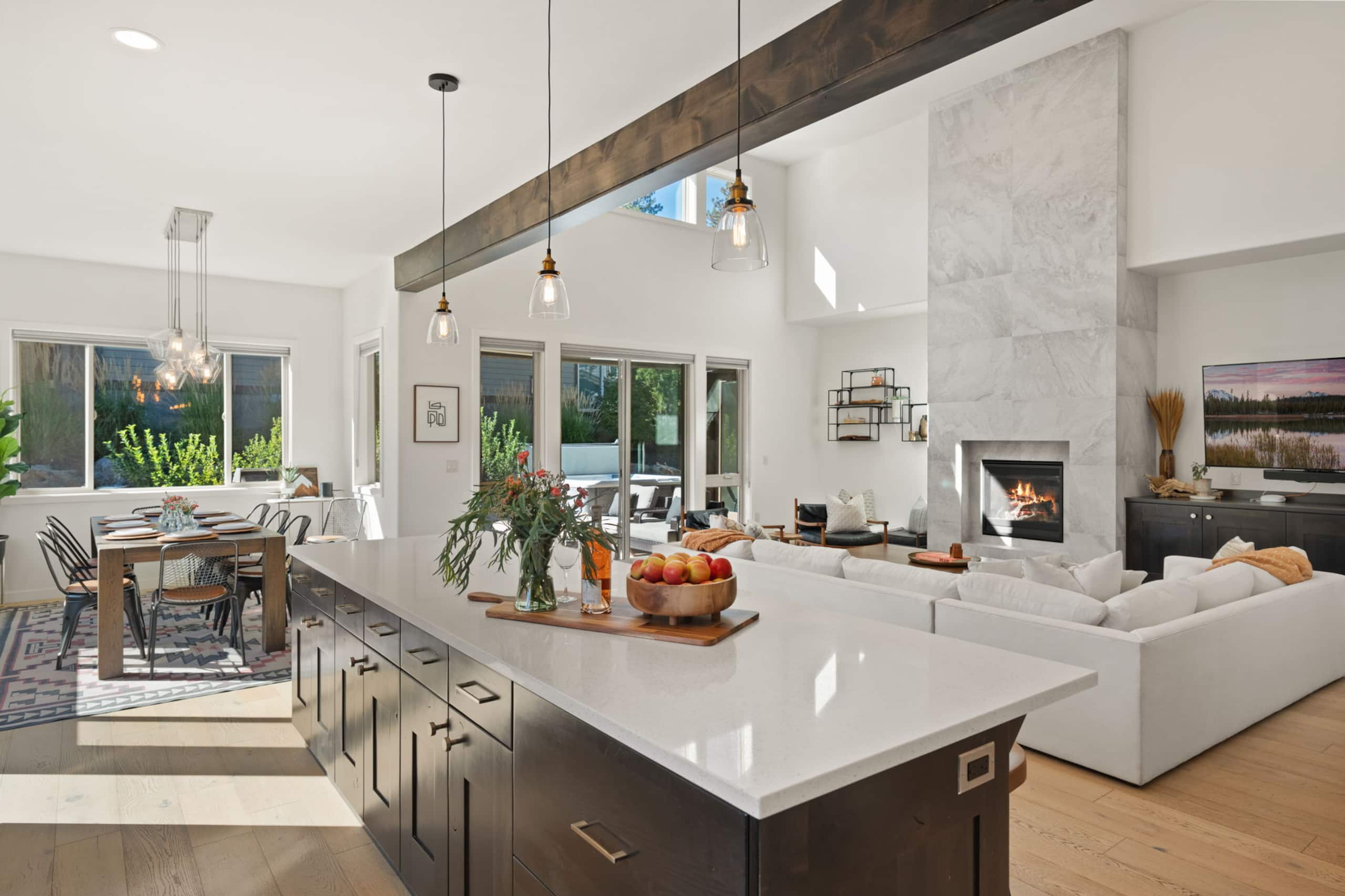 Modern, spacious 5 bdrm near Bachelor! HOT TUB