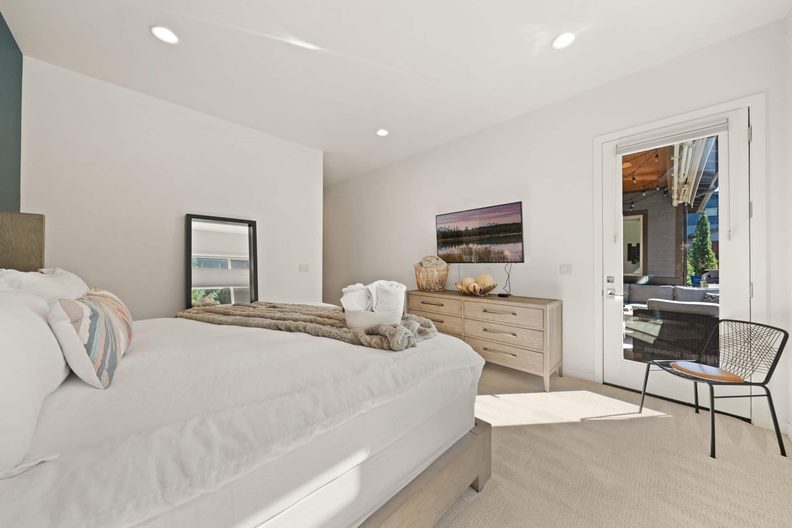 Modern, spacious 5 bdrm near Bachelor! HOT TUB 35