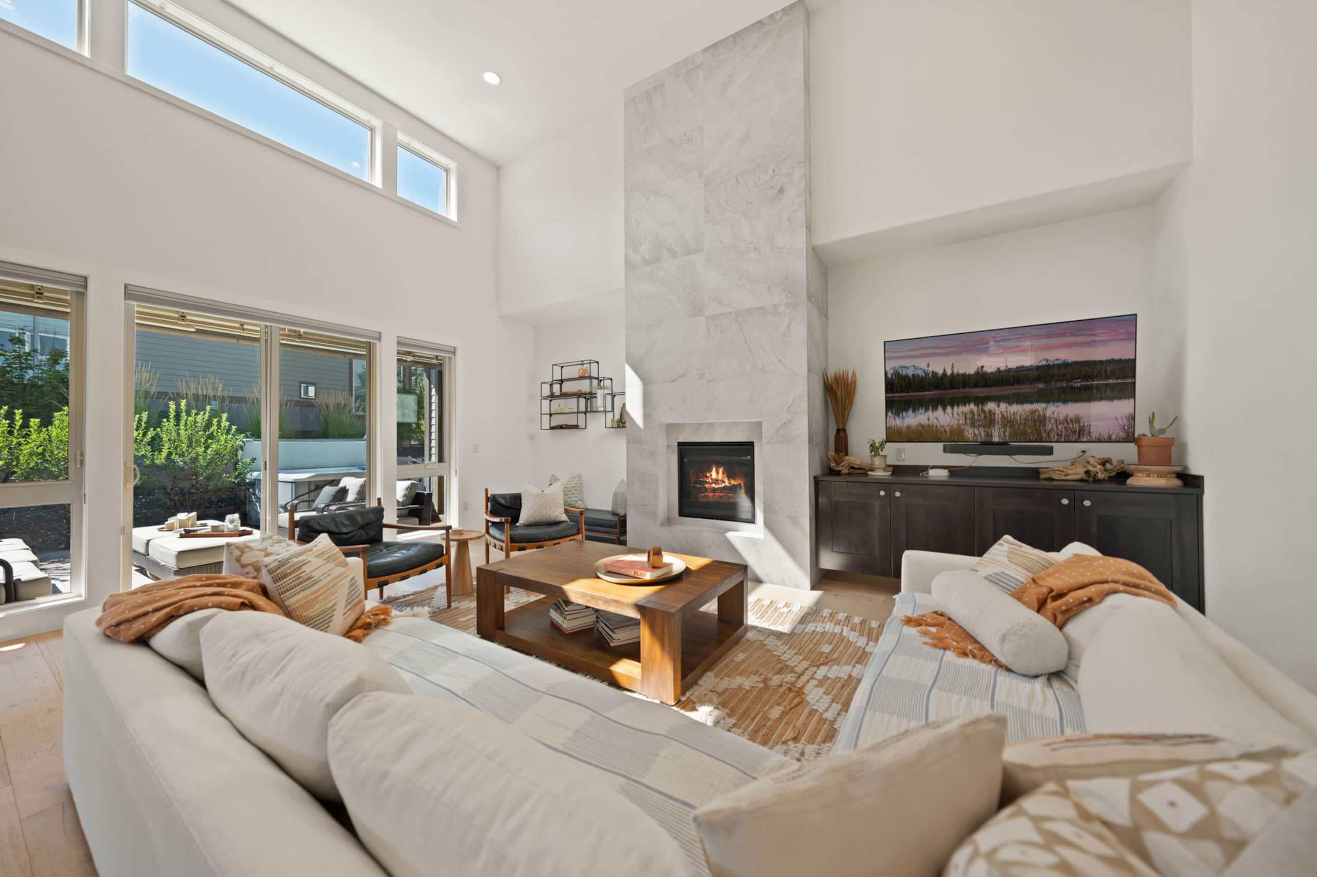 Modern, spacious 5 bdrm near Bachelor! HOT TUB 10