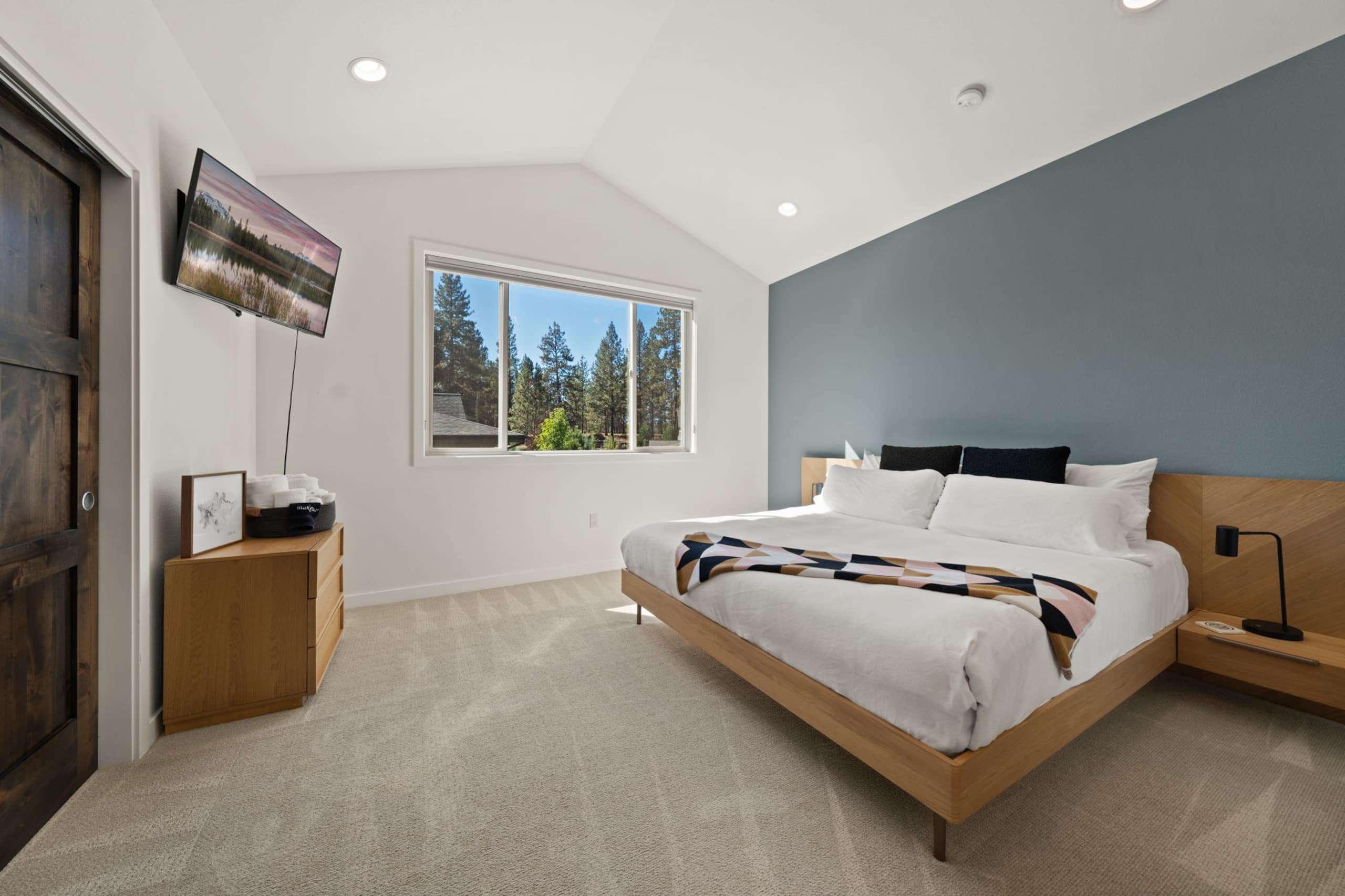 Modern, spacious 5 bdrm near Bachelor! HOT TUB 37