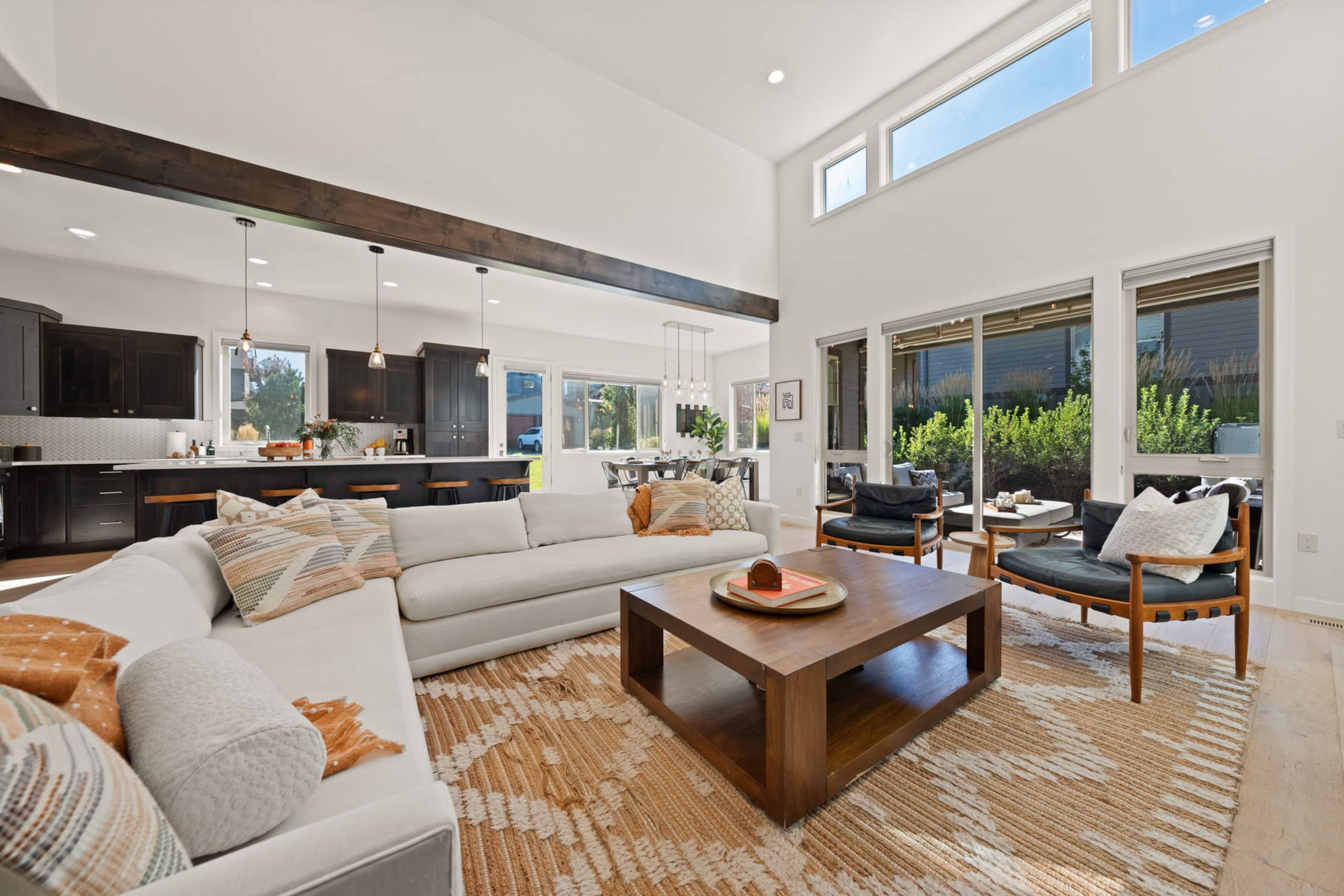 Modern, spacious 5 bdrm near Bachelor! HOT TUB — photo 3