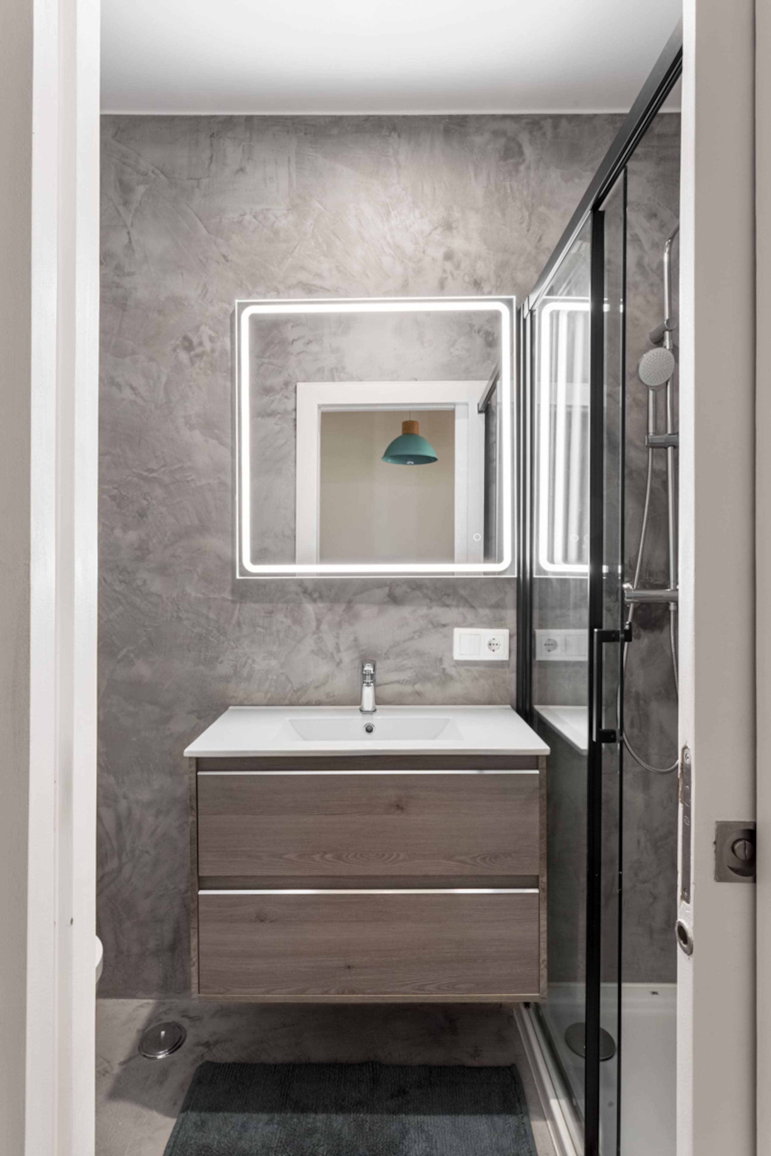 New Spacious 3 Bed City Apartment 17