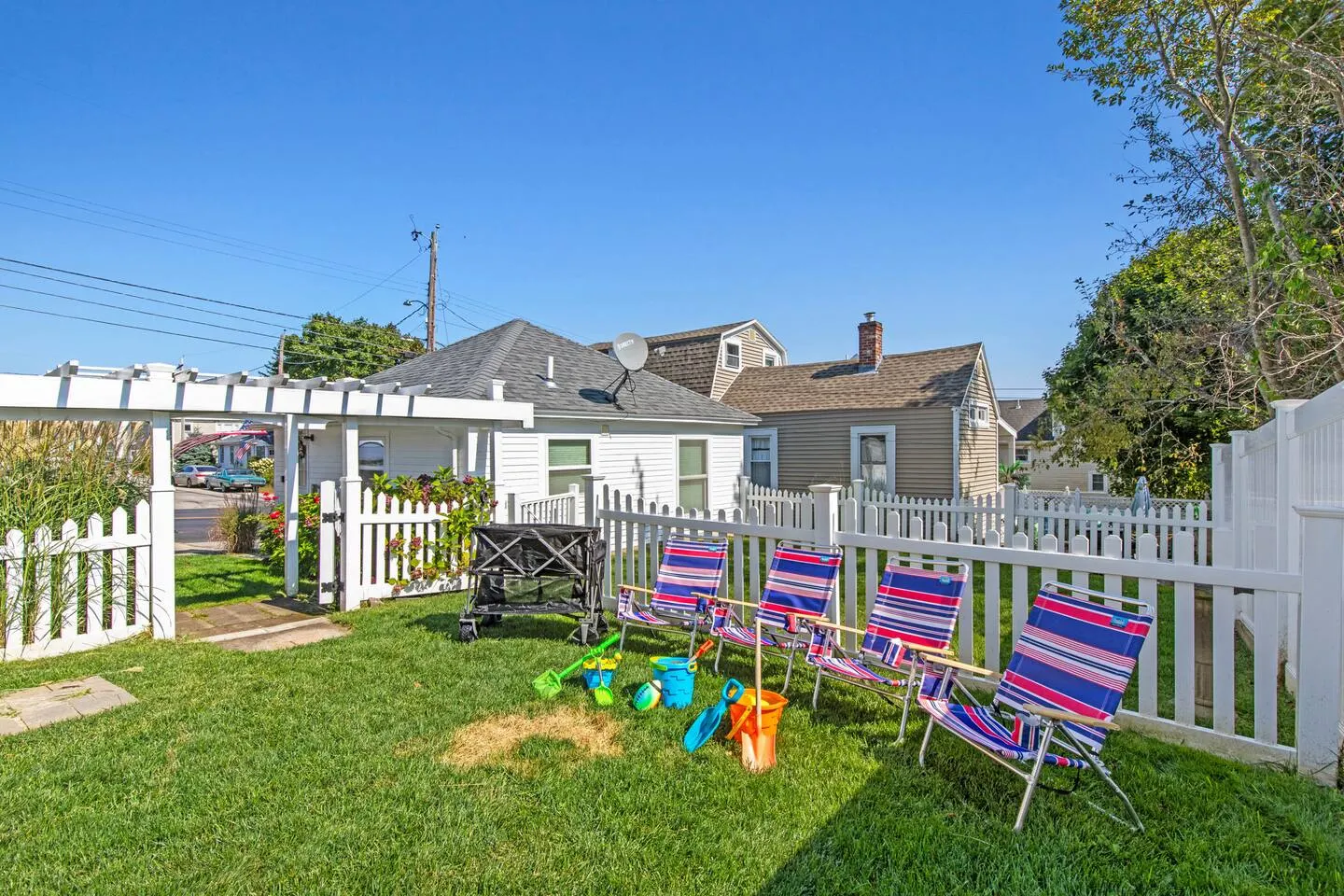 Walk to Beach! LargeDeck | BeachGear | 3 QueenBeds — photo 5
