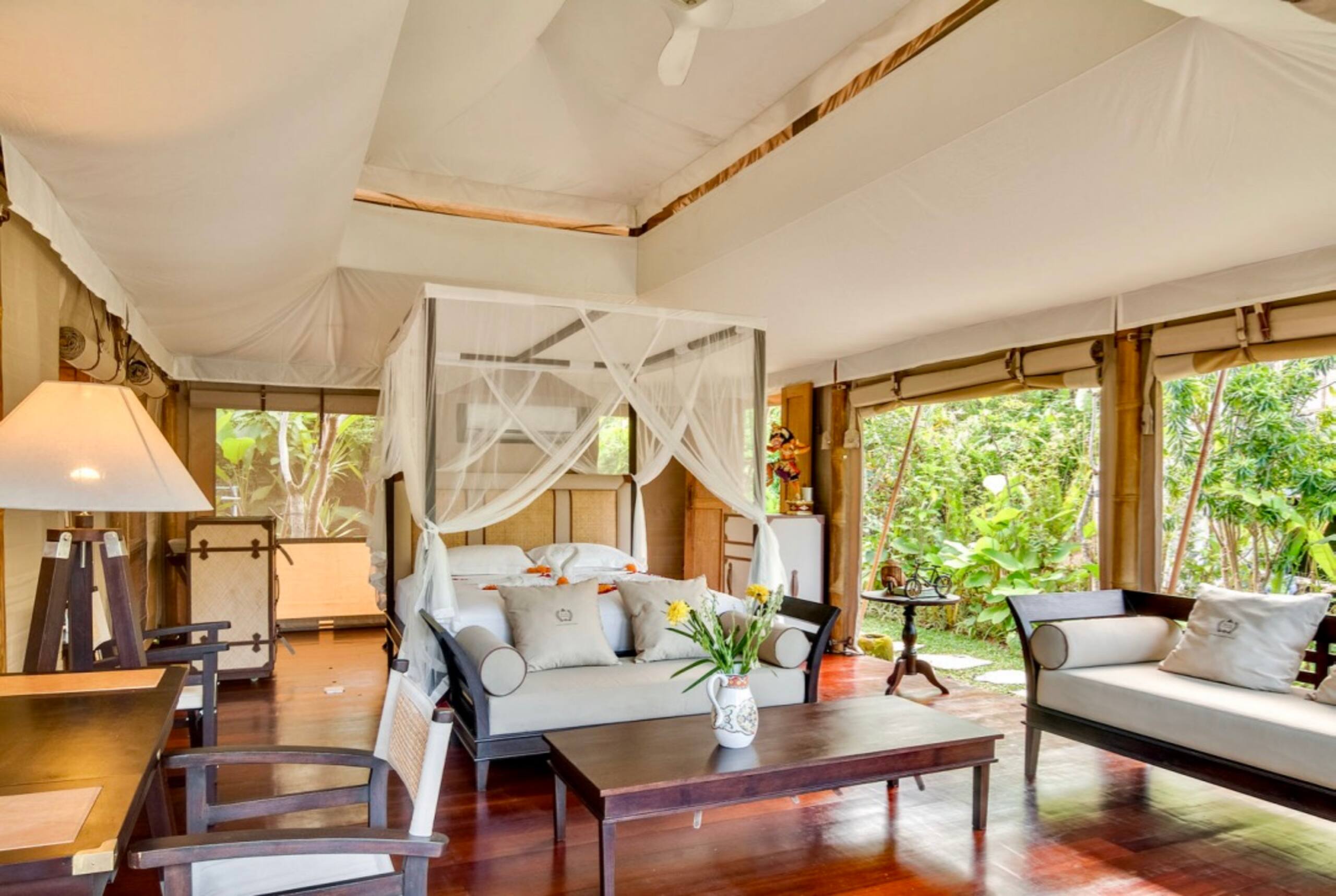 Luxury Safari Tent Beside Tropical Jungle — photo 2