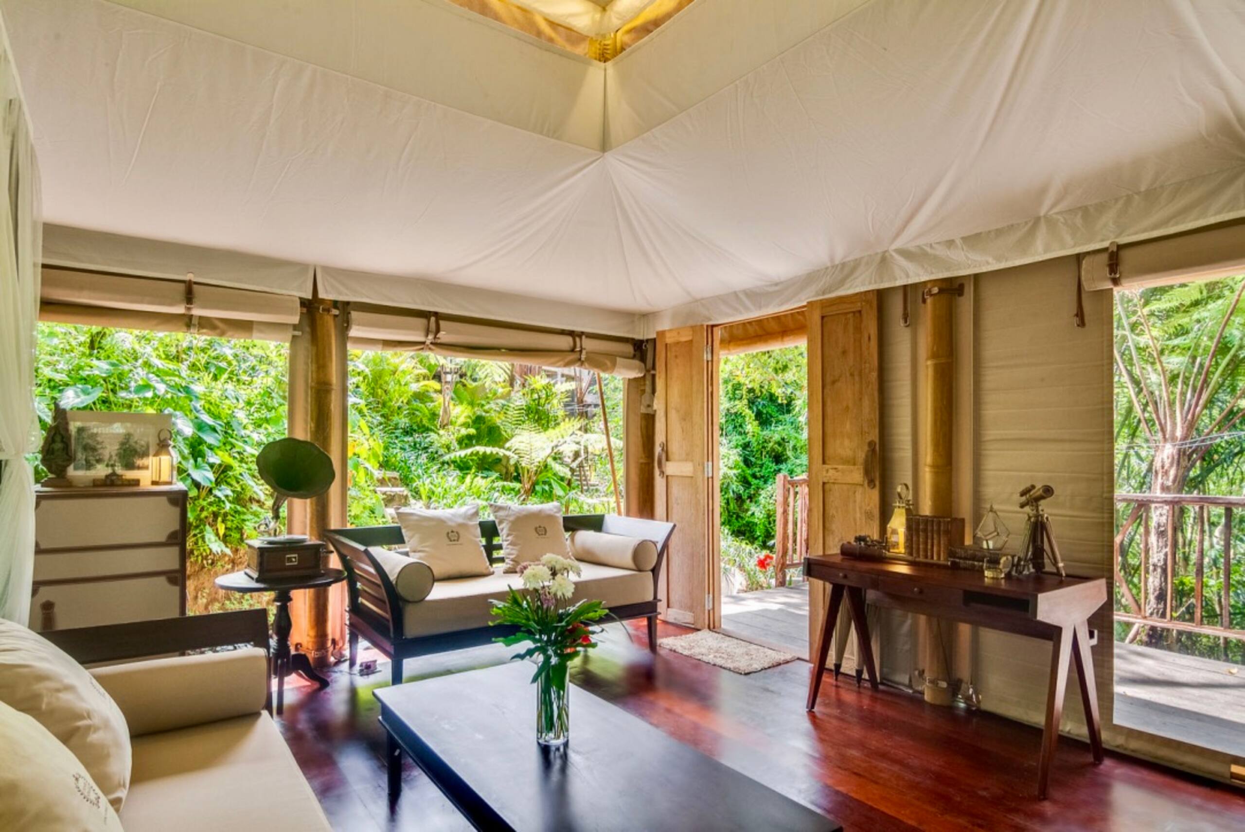 Luxury Safari Tent Beside Tropical Jungle — photo 4