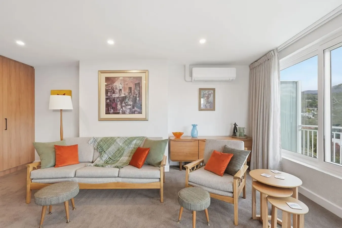 Designer Stay w/ River Views 9
