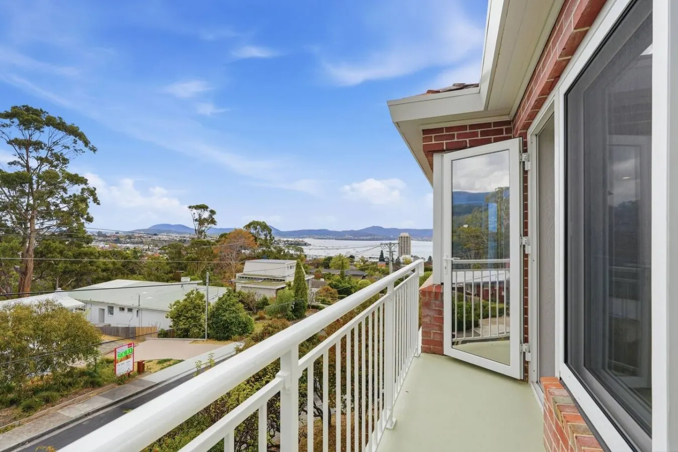 Designer Stay w/ River Views 17