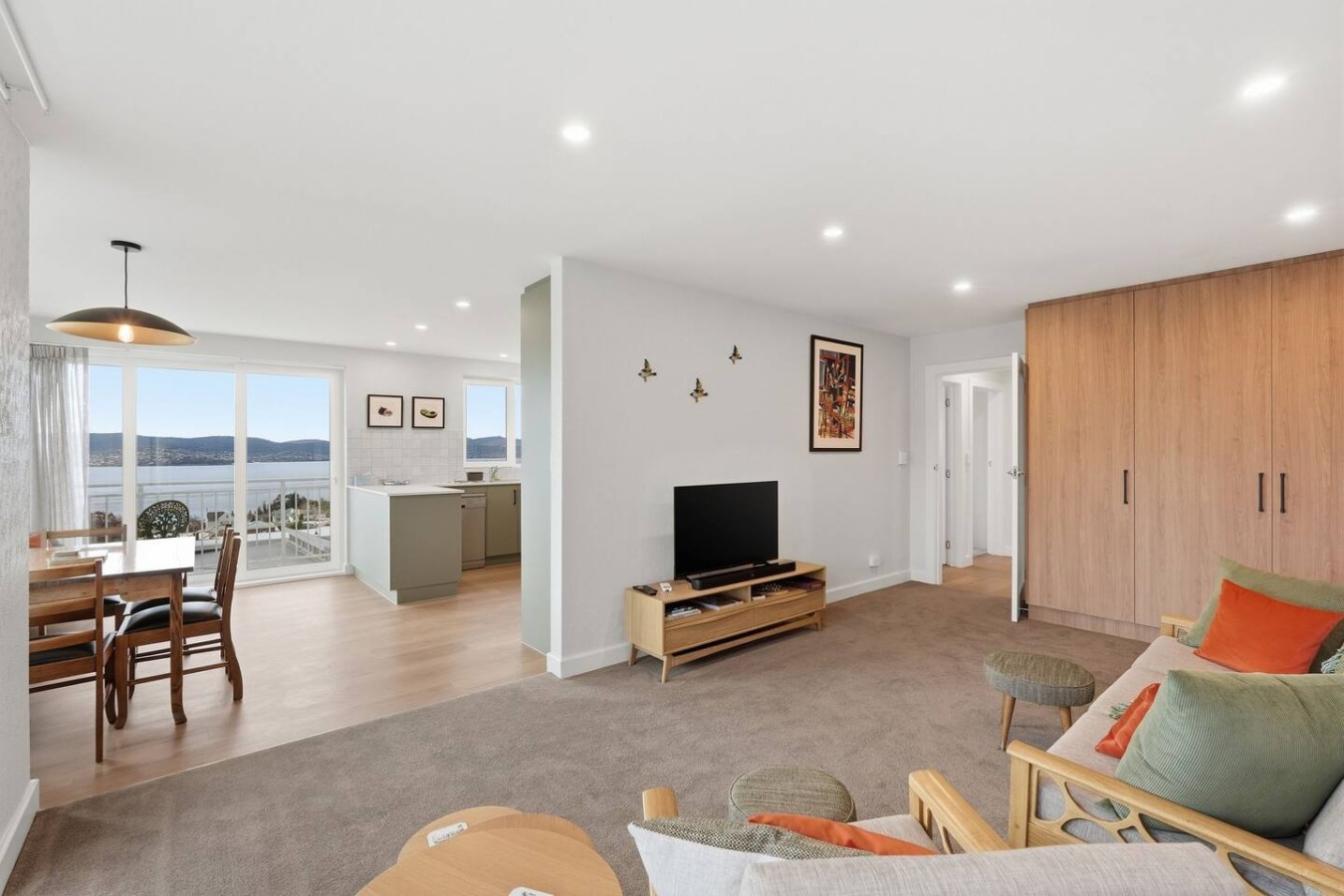 Designer Stay w/ River Views 4