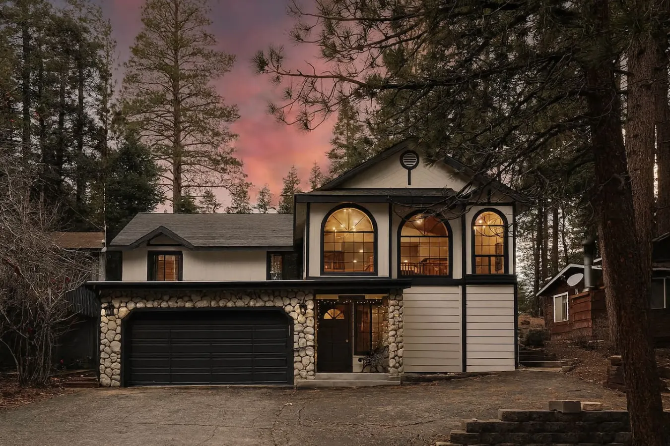 Stylish Sylvan Glen Chalet w Hot Tub, Pool Table