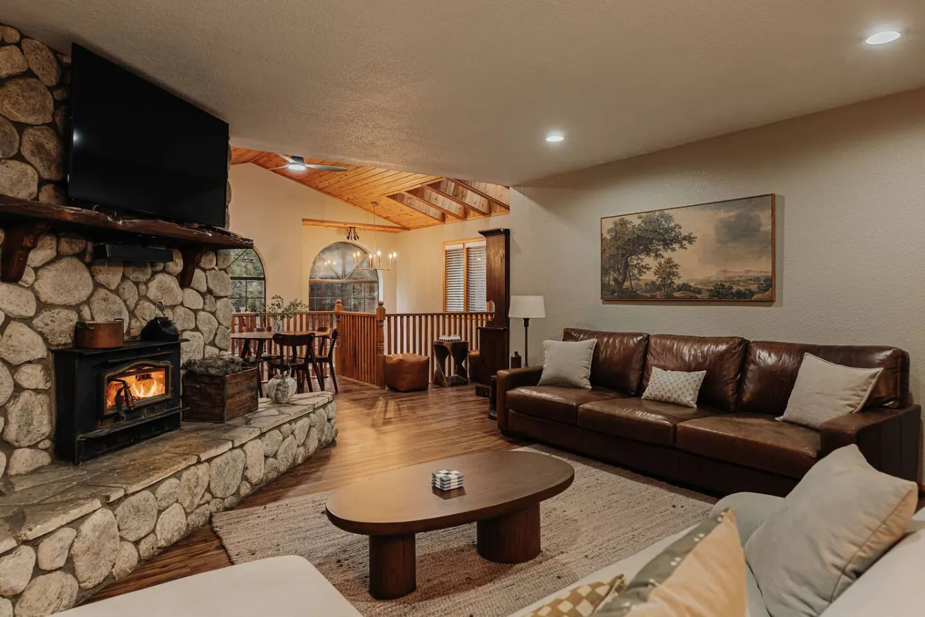 Stylish Sylvan Glen Chalet w Hot Tub, Pool Table — photo 2
