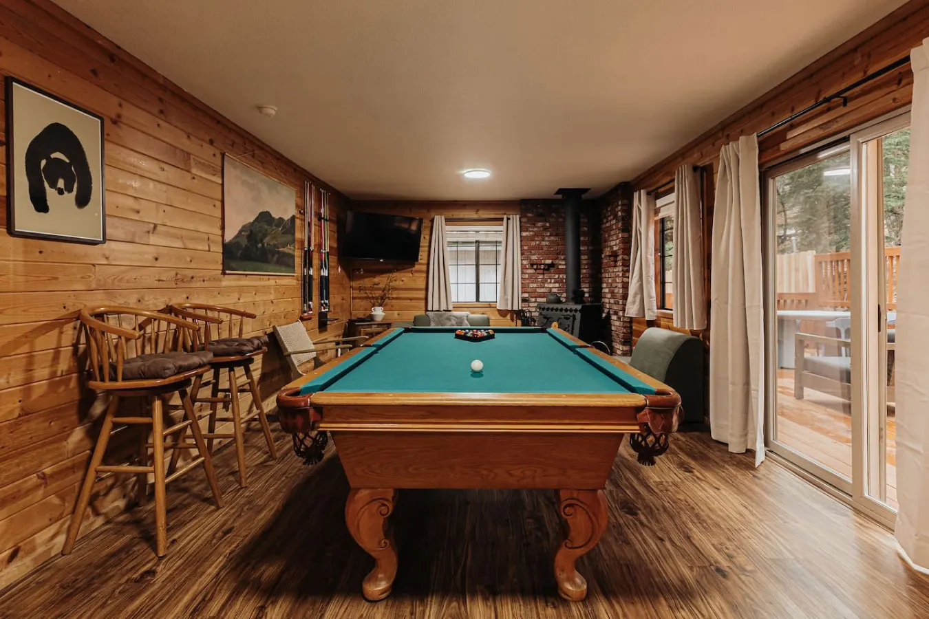 Stylish Sylvan Glen Chalet w Hot Tub, Pool Table — photo 3