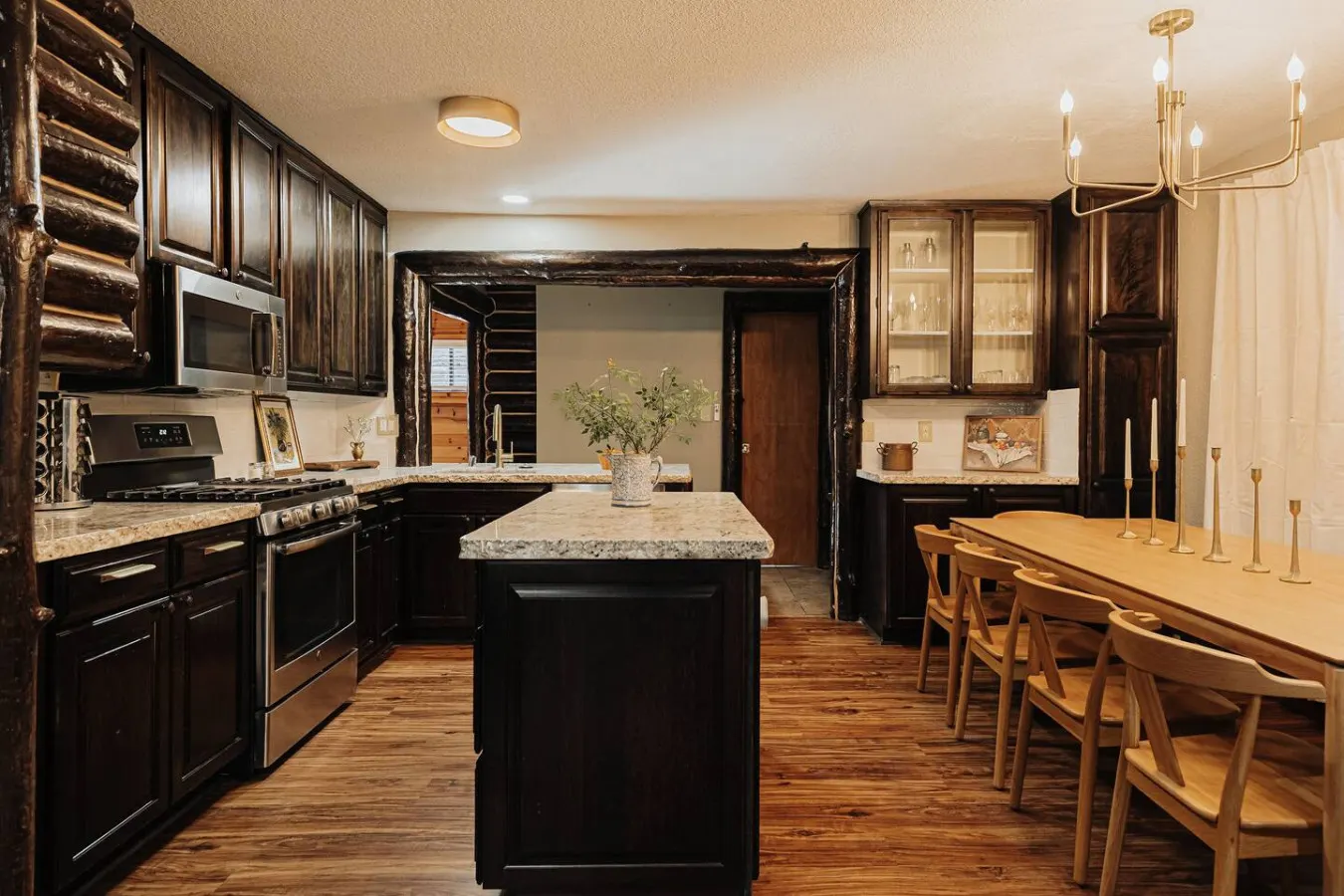 Stylish Sylvan Glen Chalet w Hot Tub, Pool Table — photo 4