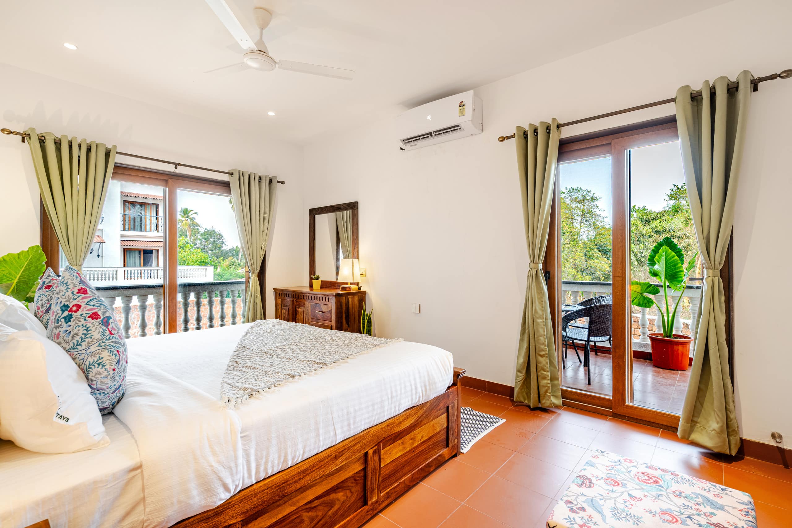 C 101 by Alira Stays | 1Bhk | Near Candolim | Pool 14