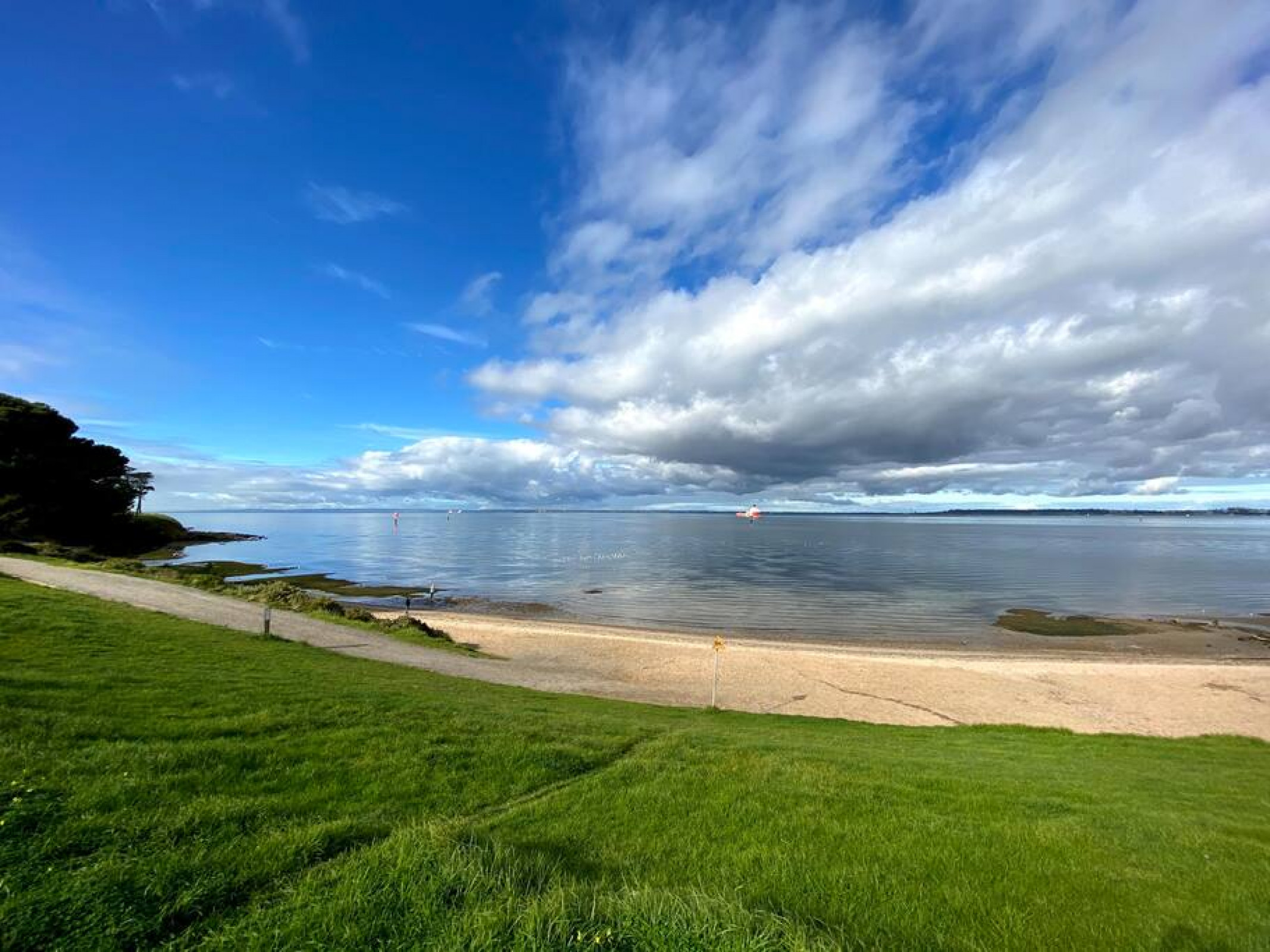 Beachside Getaway Bay Views North Shore VIC Sleeps 12 Free Wifi — photo 2