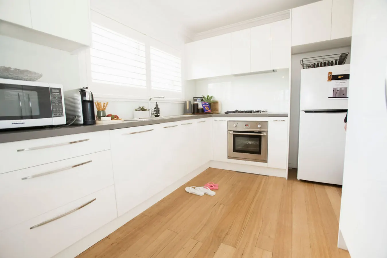 Beachside Getaway Bay Views North Shore VIC Sleeps 12 Free Wifi 9