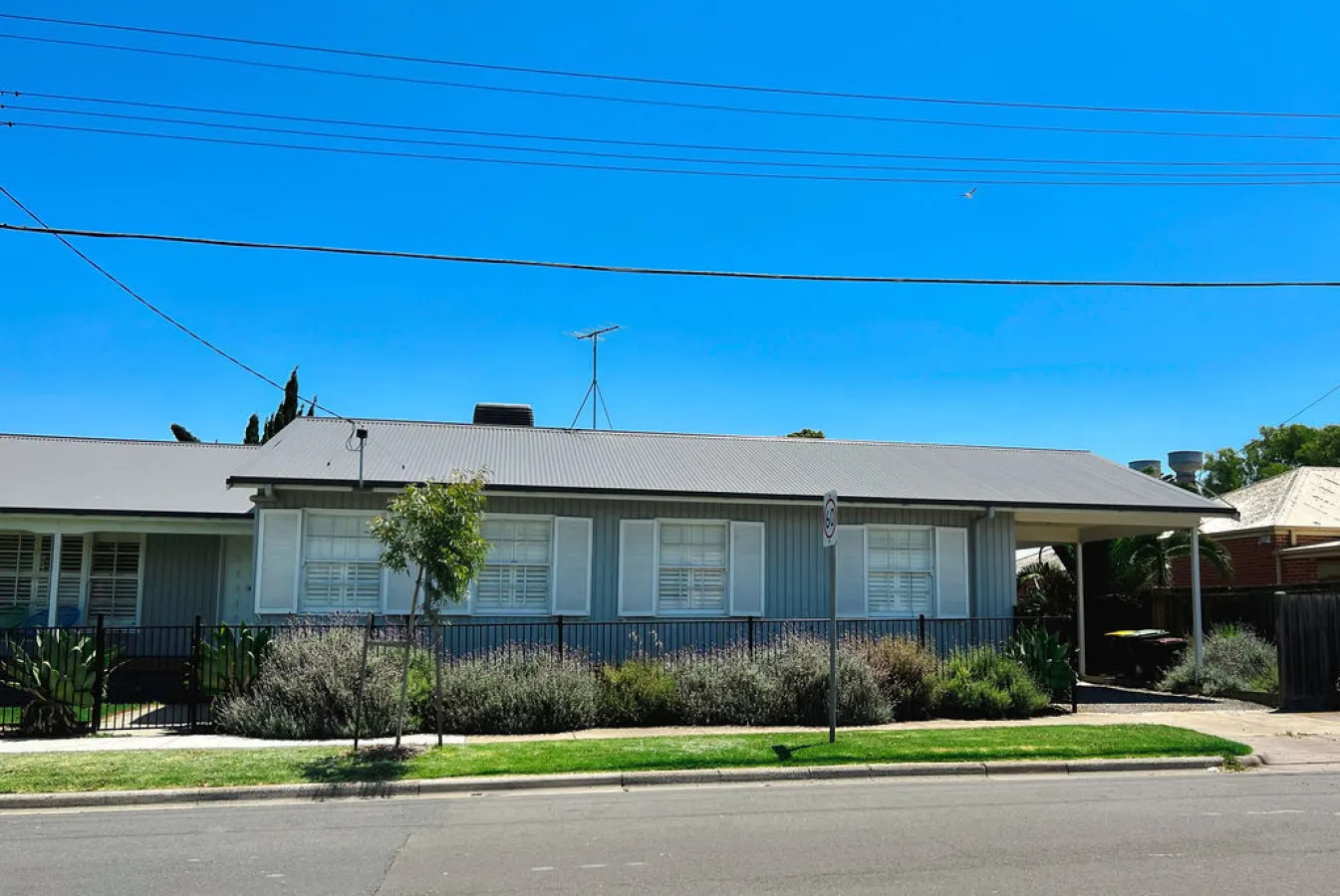 Beachside Getaway Bay Views North Shore VIC Sleeps 12 Free Wifi 11